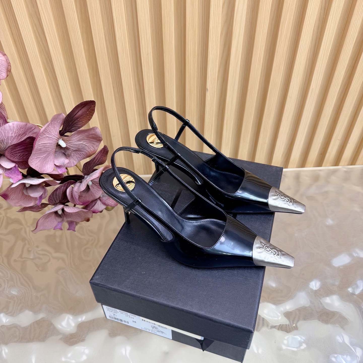 NO:748062,YSL Yves Saint Laurent - SS2026 summer silver iron toe new high-heeled products catwalk style high-heeled sandals —————————— (4 fabrics) 7.5cm 2025 new spring and summer series high-heeled sandals with square buckles!  Pointed-toe high-heeled slippers, how can we miss a pair of fairy shoes in the light summer? Paired with various small skirts, it doesn't matter the shape of the feet at all. The transparent sparkling diamonds show a phantom under the light. It is really too beautiful. The whiteness of the upper feet makes people look up!  The delicate crystal chain embellishes the delicate lines of the ankle, releasing infinite elegance. Explore more high-heeled shoes!  Fabric open edge beads/cowhide/real silk/patent leather Outsole Genuine leather outsole Size 35-42 (customized for 40, 41, 42) Heel height 7.5cm (one height), high heels sandals, saint laurent, saint laurent, sandals, high heels, slippers, skirts, cowhide, real silk, Leather soles19860909YSL 圣罗兰— SS2026夏季银色铁头 高跟新品 走秀款高跟凉鞋 ——————————（4个面料）7.5cm 2025全新春夏系列后带方扣高跟凉鞋 ！ 尖头高跟拖鞋淡淡的夏日里怎么少得了一双仙女鞋 各种小裙子搭配起来 完全不挑脚型哦 通透的闪钻在光线的照耀下呈现幻彩 真的美的过分 上脚显白的让人上头！细巧水晶链饰点亮脚踝纤雅线条 释放无限优雅魅力 探索更多臻选高跟鞋！ 面料开边珠/牛皮/真丝/漆皮 大底真皮大底 码数35-42（40、41、42定制） 跟高7.5cm（一个高度）,高跟鞋凉鞋,saint laurent,saint laurent,sandals,high heels,slippers,skirts,cowhide,real silk,Leather soles,Women's Shoes