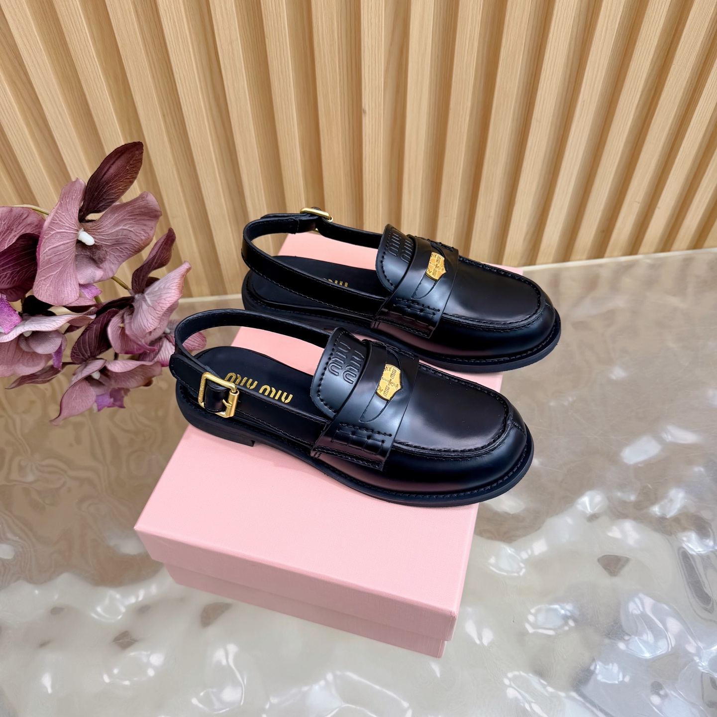 NO:747054,Top purchasing version MiuMiu 2026 catwalk new model·Classic element coin back empty loafers small leather shoes casual shoes —————————————— These timeless calfskin loafers are decorated with an embossed Miu logo on the tongue, highlighting a unique classic style. The toe cap is decorated with leather straps and unique tassel straps ~ Very comfortable on the feet (ZP developed hardware, customized colors) The upper is customized with imported open edge beads/rubbed cowhide  Lining cowhide, sole ZP molded rubber outsole, size 34–41 (34.40.41. customized), sandals, miumiu, loafers, sandals, cowhide19860909顶级代购版本 MiuMiu缪缪2026走秀新款·经典元素钱币后空 乐福鞋小皮鞋休闲鞋 ————————————— 这款永不过时的小牛皮乐福鞋,鞋舌部位饰有压花Miu徽标,彰显别具一格的经典格调.鞋头盖点缀皮革饰带与特有的流苏饰带～ 上脚非常舒服（ZP开发五金、订制颜色） 鞋面定制进口开边珠/擦色牛皮 内里牛皮 鞋底ZP开模橡胶大底 码数34–41（34.40.41.定制）,凉鞋,miumiu,loafers,sandals,cowhide,Women's Shoes