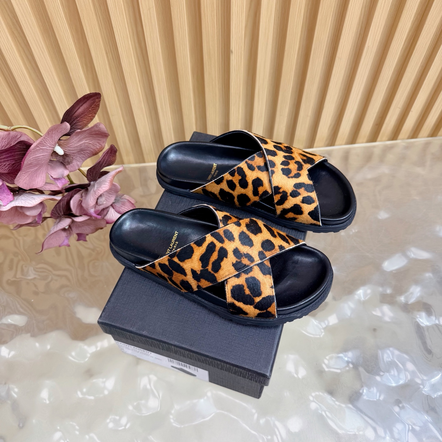 NO:787335,2026 early spring new model Saint Lauren* ss new beach slippers, fashionable and exquisite. It is rare for YSL to come up with beach slippers. They are fashionable and not picky about your figure. They can be matched with various small skirts and don’t pick out your foot shape at all. Ysl Logo heels are particularly beautiful!  Under the illumination of the light, the illusion of color appears. It is so beautiful that the whiteness of the upper toes makes people look head-high!  Unleash the infinite elegance and charm and explore more high-heeled shoes!  Fabric horse hair, lining sheepskin, outsole, original rubber outsole, high heels, code number 35-40 (40 41 customized), half drag, saint laurent, saint laurent, saint laurent, high heels, slippers, skirts, sheepskin198609092026早春新款 圣罗兰Saint Lauren* ss新款沙滩拖鞋 时髦又精致 Ysl难得出了沙滩拖鞋 时髦又不挑身材 各种小裙子搭配起来 完全不挑脚型哦 Ysl Logo跟特别好看！在光线的照耀下呈现幻彩 真的美的过分 上脚显白的让人上头！释放无限优雅魅力 探索更多臻选高跟鞋！ 面料马毛 内里羊皮 大底原版橡胶大底 跟高平底 码数35-40（40 41 定制）,半拖,saint laurent,saint laurent,saint laurent,high heels,slippers,skirts,sheepskin,Women's Shoes