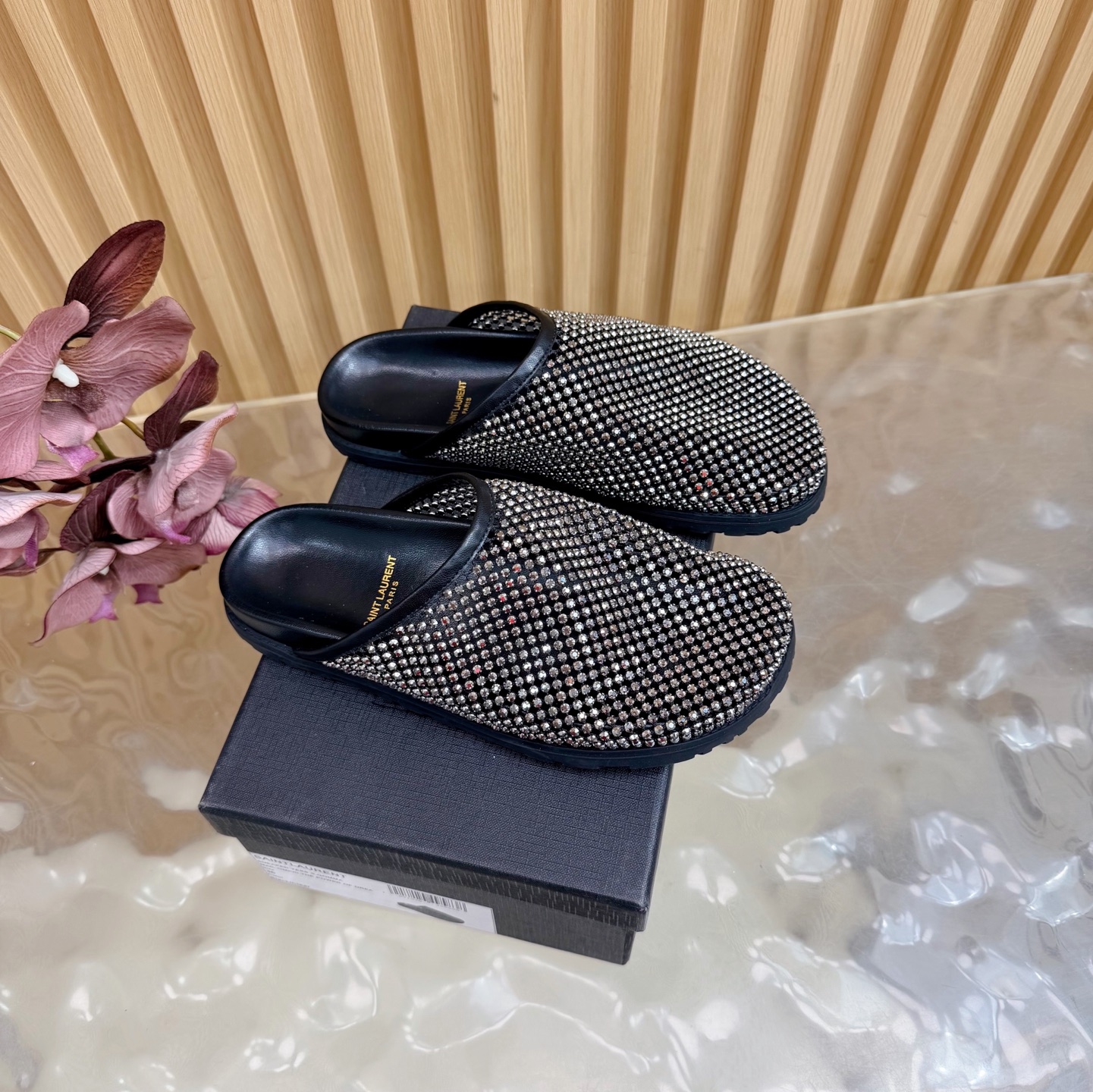 NO:787338,2026 early spring new model Saint Lauren* ss new beach slippers, fashionable and exquisite. It is rare for YSL to come up with beach slippers. They are fashionable and not picky about your figure. They can be matched with various small skirts and don’t pick out your foot shape at all. Ysl Logo heels are particularly beautiful!  Under the illumination of the light, the illusion of color appears. It is so beautiful that the whiteness of the upper toes makes people look head-high!  Unleash the infinite elegance and charm and explore more high-heeled shoes!  Fabric mesh, sheepskin lining, outsole, original rubber outsole, high heels, size 35-40 (40 41 customized), half drag, saint laurent, saint laurent, saint laurent, high heels, slippers, skirts, sheepskin198609092026早春新款 圣罗兰Saint Lauren* ss新款沙滩拖鞋 时髦又精致 Ysl难得出了沙滩拖鞋 时髦又不挑身材 各种小裙子搭配起来 完全不挑脚型哦 Ysl Logo跟特别好看！在光线的照耀下呈现幻彩 真的美的过分 上脚显白的让人上头！释放无限优雅魅力 探索更多臻选高跟鞋！ 面料网面 内里羊皮 大底原版橡胶大底 跟高平底 码数35-40（40 41 定制）,半拖,saint laurent,saint laurent,saint laurent,high heels,slippers,skirts,sheepskin,Women's Shoes