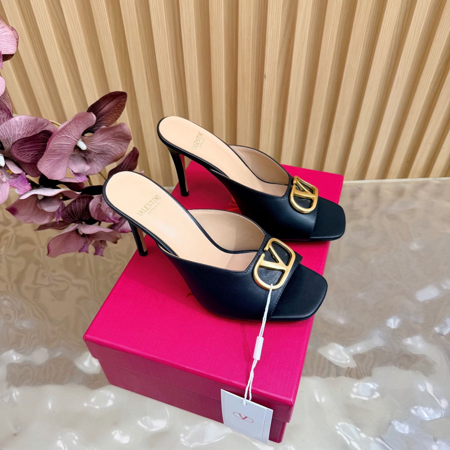 NO:747058,————Exclusive new style of Warren—————— 2026 latest top version Valentino Paris fashion show model launches the latest Valentino sandal high heel ———————————— Valentino This series interprets a new fashion charm. It continues the ultra-high heel design and is favored by well-known overseas bloggers. Tens of millions of fan bloggers love it, and it sells well at home and abroad. It is out of stock in China. The top version has candy color matching. Each color is beautiful. The first layer of cowhide on the upper is beautiful.  Imported sheepskin lining, genuine leather outsole, heel height 9.5cm, full original packaging, sizes 35 to 43 (40.41.42.43 non-returnable, non-exchangeable), high heels, valentino, valentino, sandals, high heels, cowhide, sheepskin, Leather soles19860909—————独家新款华伦—————— 2026最新款 顶级版本版本Valentino 巴黎时装秀场款推出最新款 华伦天奴凉鞋高跟 —————————————— 华伦天奴此系列演绎全新时尚魅力 延续超高跟设计,深得海外知名博主青睐 千万粉丝博主倾情演绎,畅销海内外 国内已经断货,顶级版本 糖果色配色,每个颜色都是绝美 鞋面头层牛皮 内里进口羊皮 鞋底真皮大底 跟高9.5cm 包装全套原版包装 码数35一43码（40.41.42.43 不退不换）,高跟鞋,valentino,valentino,sandals,high heels,cowhide,sheepskin,Leather soles,Women's Shoes