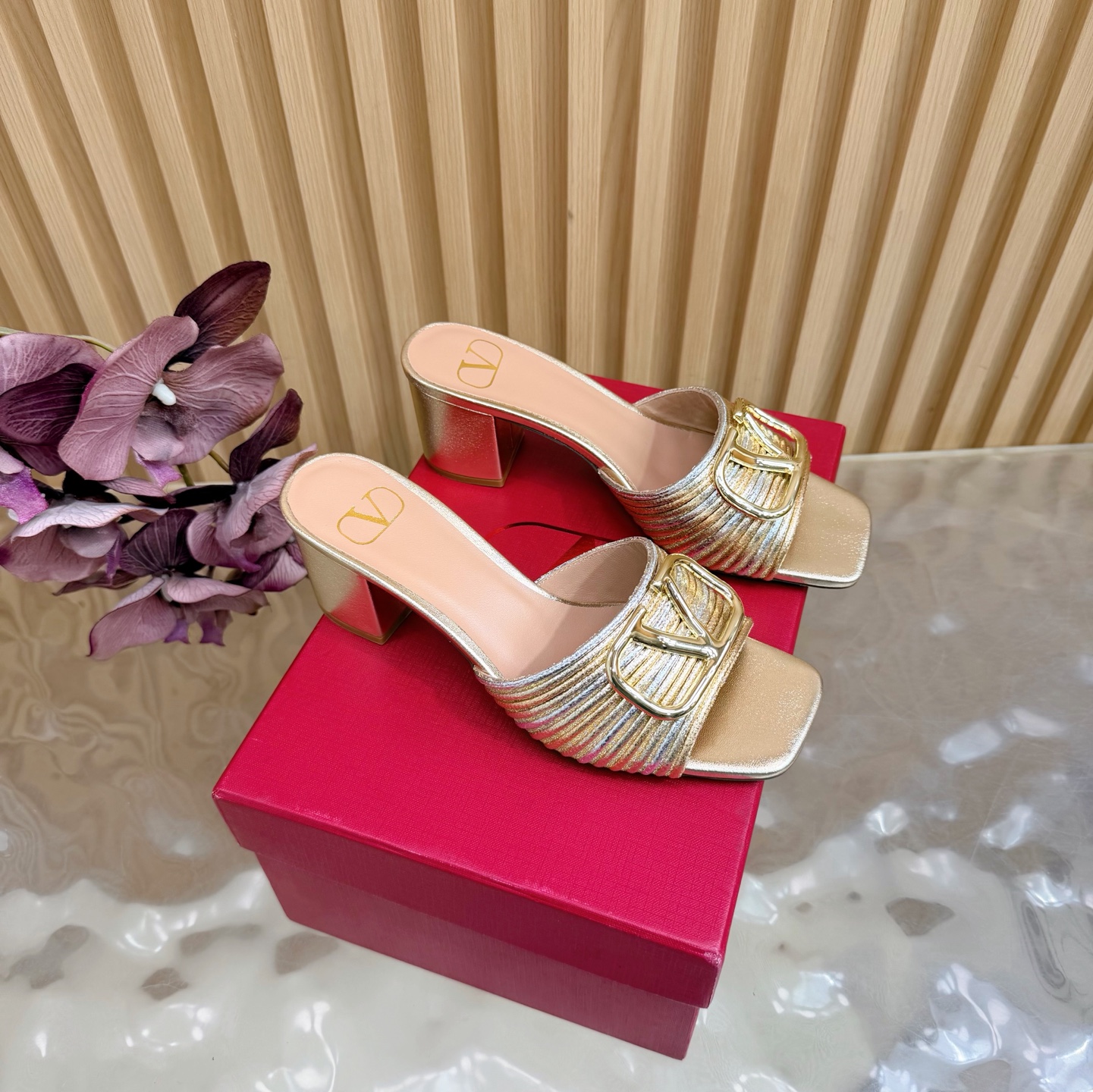 NO:747061,2026 latest top version Valentino Paris fashion show model launches the latest Valentino sandal high heels ———————————— Valentino This series interprets new fashion charm. It continues the ultra-high heel design and is favored by well-known overseas bloggers. Thousands of fan bloggers love it and sell well at home and abroad. It is out of stock in China. The top version has candy color matching. Every color is beautiful. The upper is woven with strips. The lining is imported sheepskin. The sole is genuine leather.  Heel height 6cm, full set of original packaging, sizes 35 to 43 (40.41.42.43 non-returnable, non-exchangeable), high heels, valentino, valentino, sandals, high heels, sheepskin, Leather soles198609092026最新款 顶级版本版本Valentino 巴黎时装秀场款推出最新款 华伦天奴凉鞋高跟 —————————————— 华伦天奴此系列演绎全新时尚魅力 延续超高跟设计,深得海外知名博主青睐 千万粉丝博主倾情演绎,畅销海内外 国内已经断货,顶级版本 糖果色配色,每个颜色都是绝美 鞋面编织抽条 内里进口羊皮 鞋底真皮大底 跟高6cm 包装全套原版包装 码数35一43码（40.41.42.43 不退不换）,高跟鞋,valentino,valentino,sandals,high heels,sheepskin,Leather soles,Women's Shoes