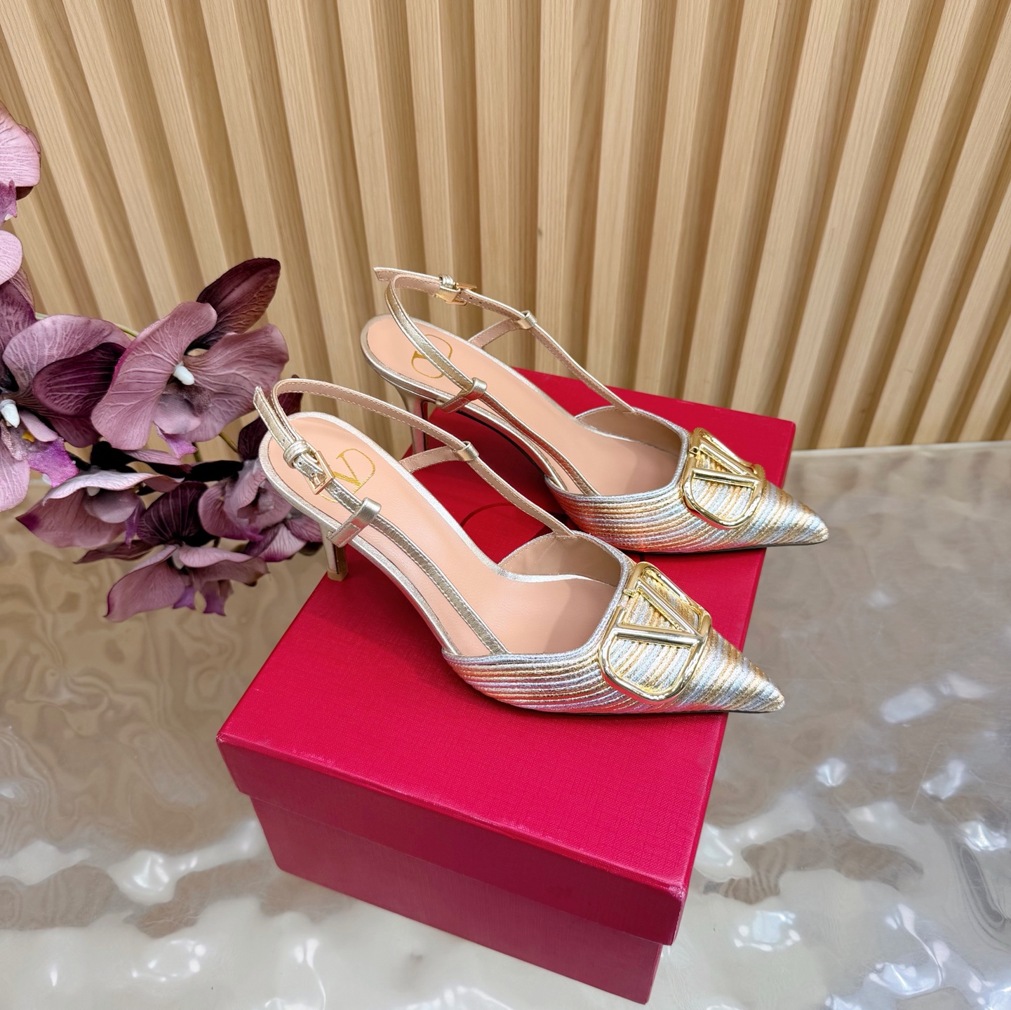 NO:747063,2026 latest top version Valentino Paris fashion show model launches the latest Valentino sandal high heels ———————————— Valentino This series interprets new fashion charm. It continues the ultra-high heel design and is favored by well-known overseas bloggers. Thousands of fan bloggers love it and sell well at home and abroad. It is out of stock in China. The top version has candy color matching. Every color is beautiful. The upper is woven with strips. The lining is imported sheepskin. The sole is genuine leather.  Heel height 7.5cm, full set of original packaging, sizes 35 to 43 (40.41.42.43 non-returnable, non-exchangeable), high heels, valentino, valentino, sandals, high heels, sheepskin, Leather soles198609092026最新款 顶级版本版本Valentino 巴黎时装秀场款推出最新款 华伦天奴凉鞋高跟 —————————————— 华伦天奴此系列演绎全新时尚魅力 延续超高跟设计,深得海外知名博主青睐 千万粉丝博主倾情演绎,畅销海内外 国内已经断货,顶级版本 糖果色配色,每个颜色都是绝美 鞋面编织抽条 内里进口羊皮 鞋底真皮大底 跟高7.5cm 包装全套原版包装 码数35一43码（40.41.42.43 不退不换）,高跟鞋,valentino,valentino,sandals,high heels,sheepskin,Leather soles,Women's Shoes