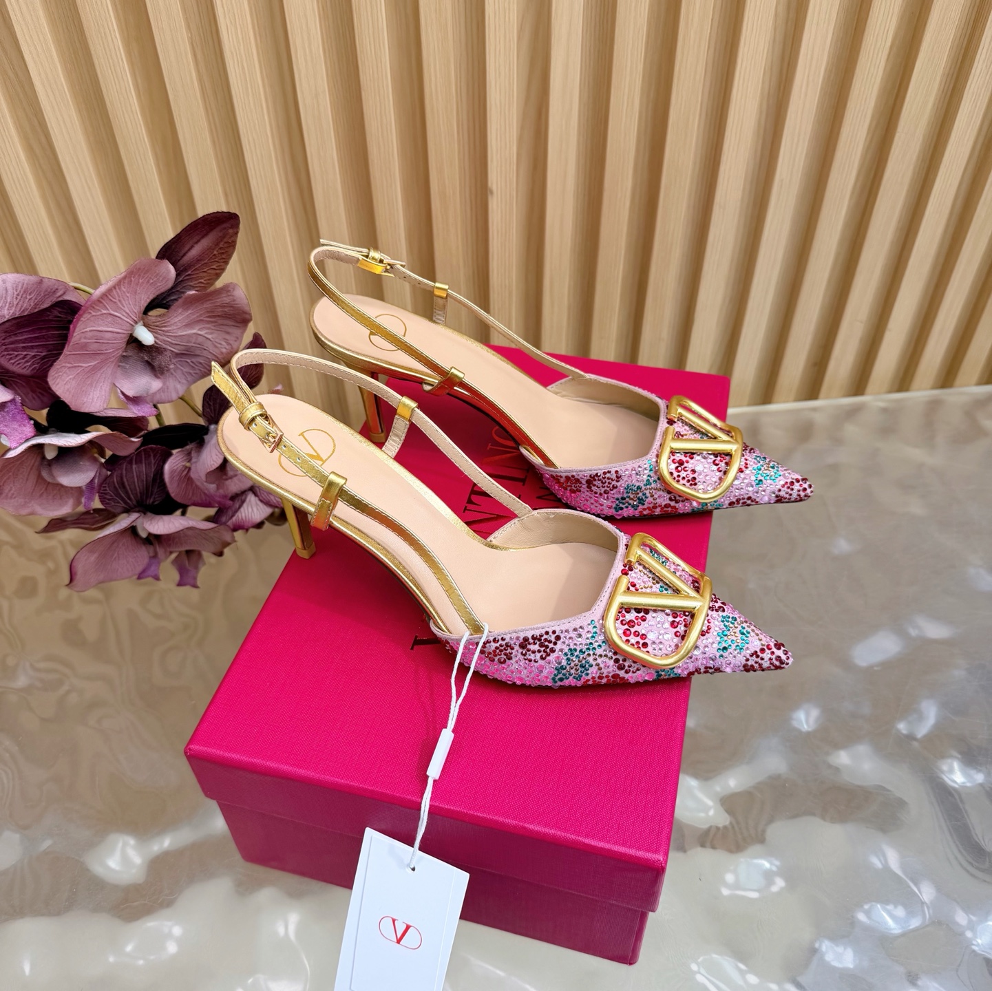 NO:747065,Original quality, correct version. Don’t be afraid to buy good products later. Valentino 2026 spring and summer series colorful diamond VLOGO high heels and sandals. Pointed stiletto heel design, upper color sequins + crystal embellishment, blingbling super eye-catching golden VLOGO metal buckle, full of brand sense, 8.5cm heel height elongates the leg line, elegant and aura.  The back strap design makes the wear more stable, suitable for dinners, parties and other formal occasions. It can also add points to daily wear. It is a practical and luxurious fashion item! Size 35-43 (customized for 40, 41, 42, 43) Heel height 8cm, high heels, valentino, valentino, sandals, high heels19860909原版品质,对版做法 好货不怕迟华伦天奴 Valentino2026春夏系列彩钻VLOGO高跟鞋 凉鞋 尖头细跟设计,鞋面彩色亮片+水晶点缀,blingbling超吸睛金色VLOGO金属扣,品牌感满满,8.5cm跟高拉长腿部线条,优雅又显气场. 后绊带设计,穿着更稳,适合晚宴,派对等正式场合,也能为日常穿搭加分,是实用又奢华的时尚单品! Size 35-43（40、41、42、43订做） 跟高8cm,高跟鞋,valentino,valentino,sandals,high heels,Women's Shoes