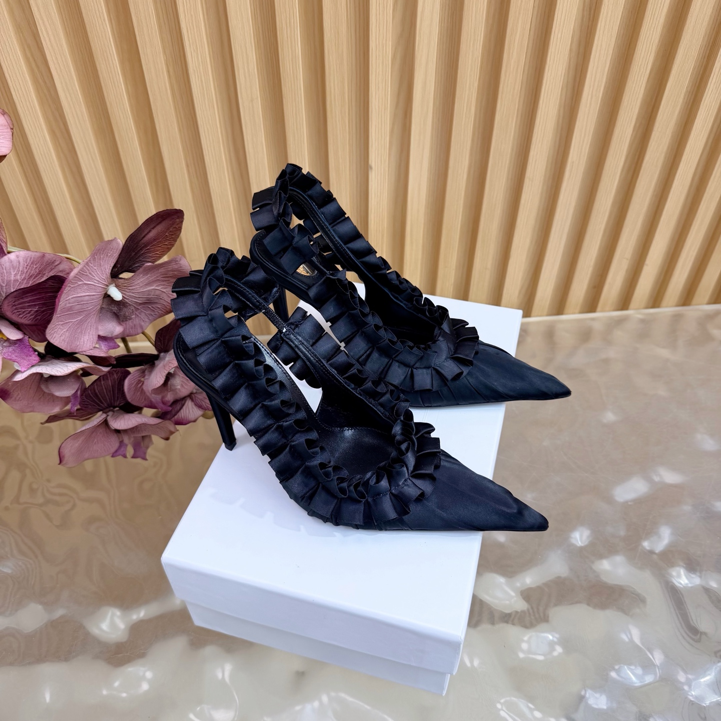 NO:749165,Top quality Saint Laurent/Yves Saint Laurent Lee silk flower pointed toe high heels YSL sister's beautiful high heels —————————————— Another Yves Saint Laurent Rose high heels of the same style are very good at modifying the foot shape, luxury metal chain In recent years, SLP has become more and more understanding of women in high heels and has gone away from the embarrassing design impression of waterproof platform models YSL beautiful high heels Silk uppers Leather outsole Heel height 10.5cm  Sizes 35-42 (40, 41, 42 are customized and cannot be returned or exchanged), high heels and sandals, loro piana, saint laurent, saint laurent, saint laurent, sandals, high heels, real silk, Leather soles19860909顶级品质Saint Laurent / 圣罗兰Lee真丝 开花尖头高跟鞋YSL姐姐的美丽尤物高跟鞋 ———————————————— 又是人间圣罗兰 Rose同款的高跟鞋化很好修饰脚型,奢华金属链 这几年SLP是在高跟鞋越来越懂女人了朝摒奔了防水台款的尴尬设计印象ysl绝美高跟鞋 鞋面真丝 鞋底真皮大底 跟高10.5cm 尺码35-42(40、41、42定制不退不换),高跟鞋凉鞋,loro piana,saint laurent,saint laurent,saint laurent,sandals,high heels,real silk,Leather soles,Women's Shoes