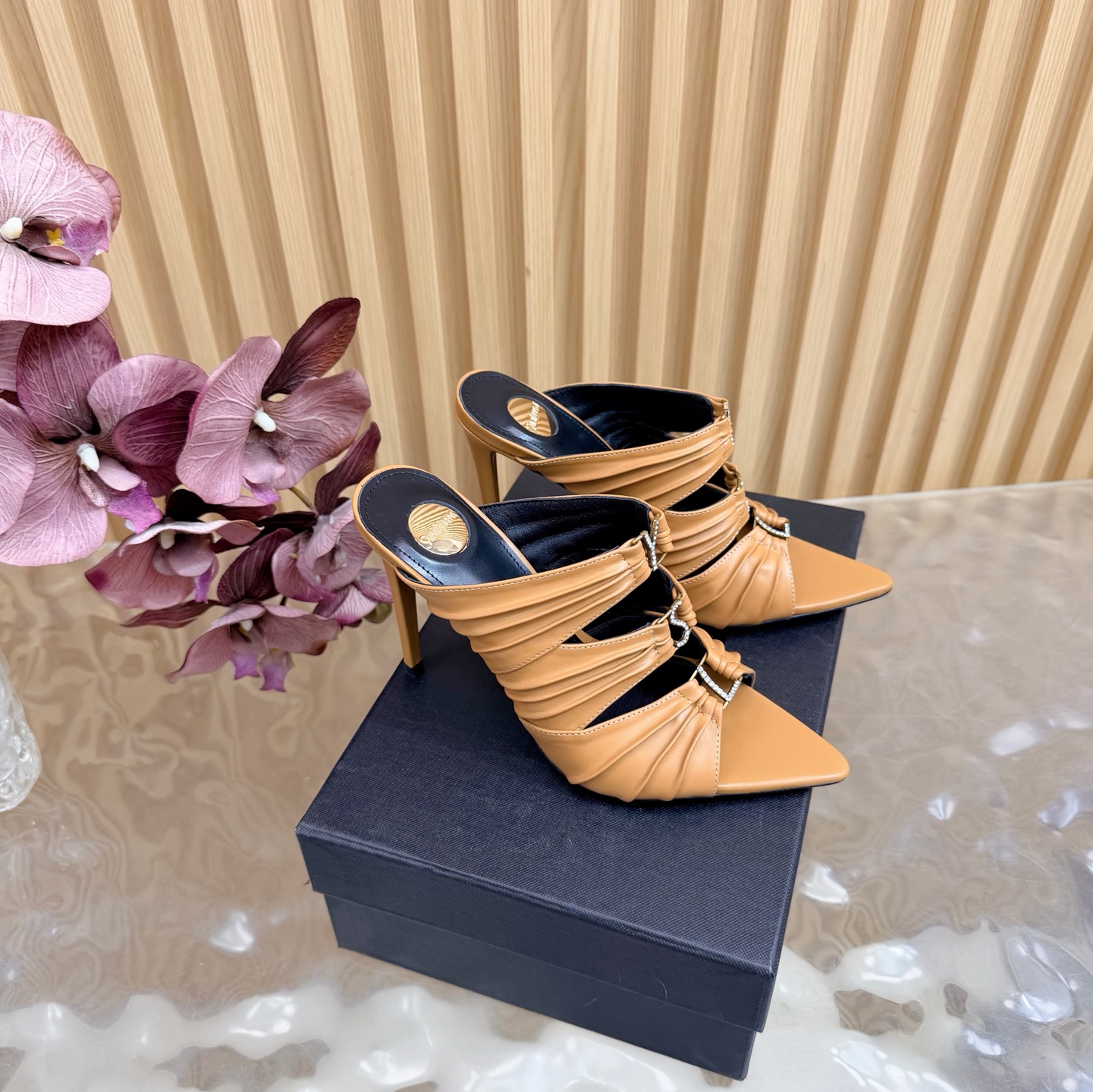 NO:724030,2026 early spring new product Saint Lauren* 26ss new YSL Logo high-heeled shoes and slippers —————————— Ysl catwalk high-heeled shoes. Match them with various small skirts. You don’t have to choose the shape of your feet at all. Ysl Logo heels are particularly beautiful!  Under the illumination of the light, the illusion of color appears. It is so beautiful that the whiteness of the upper toes makes people look head-high!  Unleash the infinite elegance and charm and explore more high-heeled shoes!  Fabric/cowhide Outsole Genuine leather outsole Heel height 11cm Size 35-40 (40 41 42 customized), high heels and slippers, saint laurent, saint laurent, saint laurent, high heels, slippers, skirts, cowhide, Leather soles198609092026早春新品 圣罗兰Saint Lauren* 26ss新YSL Logo高跟鞋拖 ——————————— Ysl走秀款高跟鞋 各种小裙子搭配起来 完全不挑脚型哦 Ysl Logo跟特别好看！在光线的照耀下呈现幻彩 真的美的过分 上脚显白的让人上头！释放无限优雅魅力 探索更多臻选高跟鞋！ 面料布面/牛皮 大底真皮大底 跟高11cm 码数35-40（40 41 42定制）,高跟鞋拖鞋,saint laurent,saint laurent,saint laurent,high heels,slippers,skirts,cowhide,Leather soles,Women's Shoes