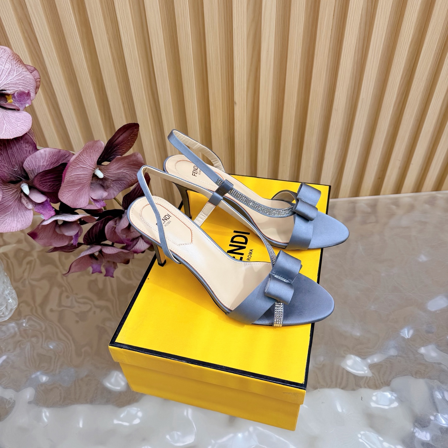 NO:724026,2026 Early Spring New Style Counter Catwalk New FENDI Butterfly High Heels Sandals 2 colors Exclusively molded hollow heel design is very distinctive Fendi has never let us down, sexy and unique —————————— Lining water-dyed sheepskin sole Italian genuine leather outsole Elegant style creates a different feeling Heel height 9cm Counter packaging Simple temperament style!  show bdetails ———————————— ⊿size.｜35-42 (40 41 42 customization is not returnable), high heels and sandals, fendi, sandals, high heels, sheepskin, Leather soles198609092026早春新款 专柜走秀新款FENDI 蝴蝶高跟 凉鞋2色 独家开模的镂空跟设计极具特色 fendi家从来没有让我们失望过,性感又带点特色 —————————— 内里 水染羊皮 鞋底 意大利真皮大底 优雅风格 创造不一样的感觉 跟高9cm 专柜包装 简约气质款式！ show bdetails ————————————  ⊿size. ｜35-42（40 41 42定制不退换）,高跟鞋凉鞋,fendi,sandals,high heels,sheepskin,Leather soles,Women's Shoes