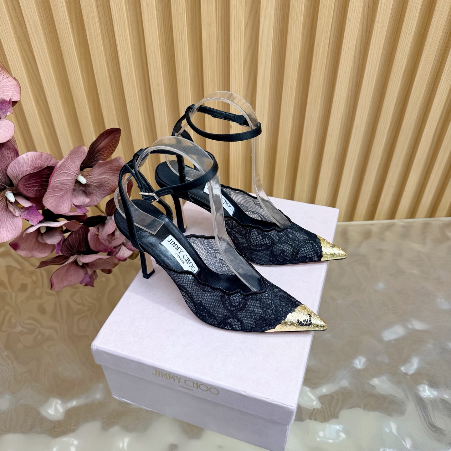 NO:747067,The new 2026 spring and summer Jimmychoo style and details are very particular!  Lace is not just decoration, it is the core highlight~ —————————————— The most interesting thing about this series is the contrast and little surprises!  Soft pastel colors can also look bold, and their appearance is very contagious. Sandra Choi moved the oversized paper peonies into Milan, surrounded by greenery and flowers, as if walking into a surreal wonderland. What surprised me most about Jimmy Choo this season was the 'reconstruction of lace'. The metal toe splicing is no longer just a symbol of femininity, but has been deconstructed and spliced, turning it into a leader in shoes. Fabric: Imported embroidered lace Lining Imported custom-made lambskin outsole  Imported Italian raw color cowhide base size 34 to 39 (34 40 41 42 customized) Heel height: 10cm, high heels, jimmy choo, high heels, cowhide, sheepskin198609092026春夏新款Jimmychoo 版型和细节超讲究！蕾丝不只是装饰,是核心亮点～ —————————————— 这个系列最有意思的就是反差感和小惊喜！ 柔和的粉彩色也能显得很大胆,颜值很有感染力.SandraChoi把超大纸艺牡丹搬进米兰,四周绿意与花卉簇拥,仿佛走进一个超现实的仙境  这一季JimmyChoo最让我惊喜的是“蕾丝的再造”.金属鞋头拼接,它不再只是柔美的象征,而是被解构、拼接,化作鞋履上的佼佼者 面料: 进口刺绣蕾丝 内里 进口意制小羊皮  大底 进口意大利原色牛皮底码数 34一39（34 40 41 42定制) 跟高:10cm,高跟鞋,jimmy choo,high heels,cowhide,sheepskin,Women's Shoes