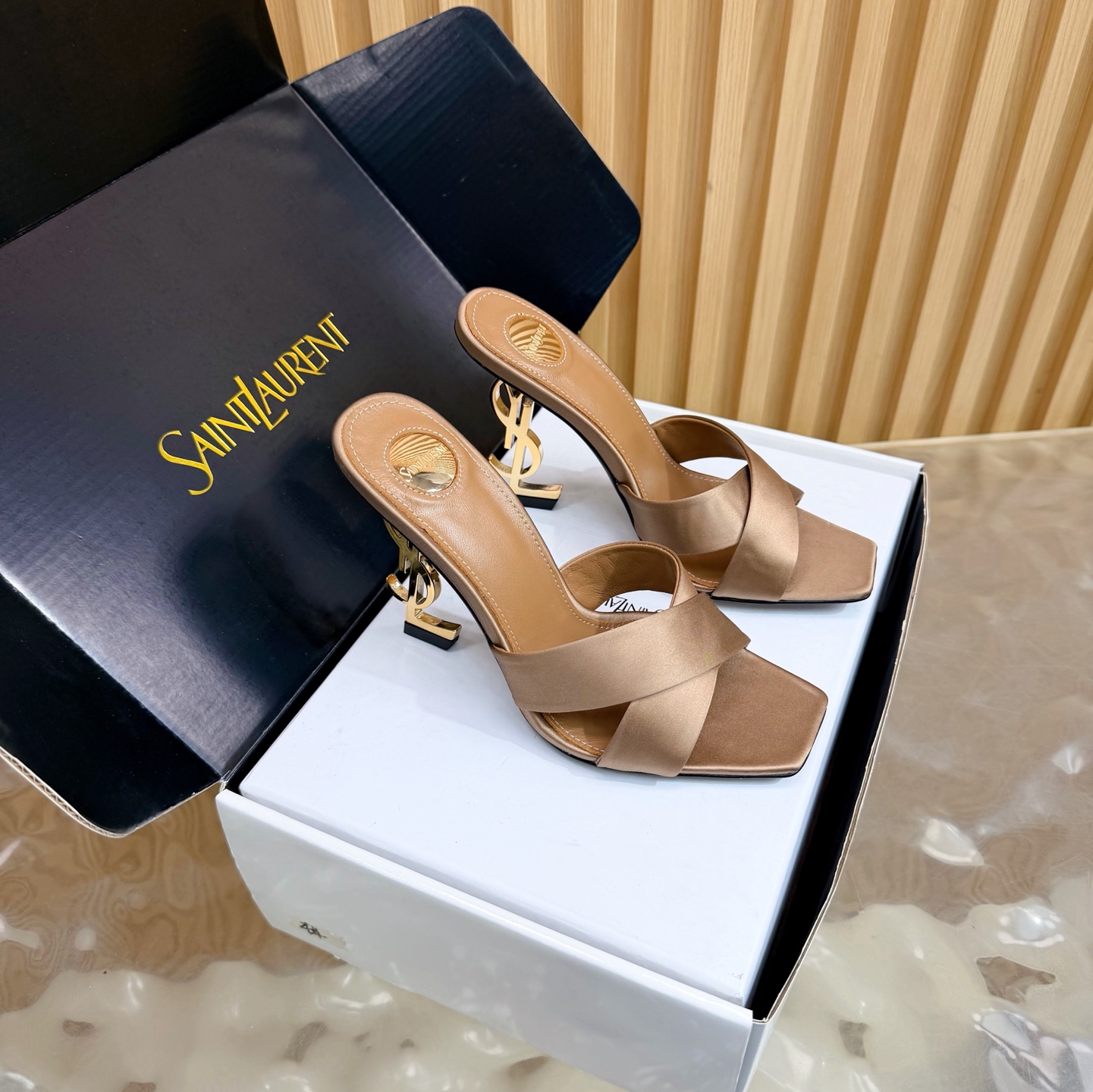 NO:785411,Saint Lauren* 26ss new YSL Logo high-heeled shoes and slippers ———————————— Comes with airplane case Ysl catwalk style high-heeled shoes. Match with various small skirts. You don’t have to choose the shape of your feet at all. Ysl Logo heels are particularly beautiful!  Under the illumination of the light, the illusion of color appears. It is so beautiful that the whiteness of the upper toes makes people look head-high!  Unleash the infinite elegance and charm and explore more high-heeled shoes!  Fabric, silk, leather outsole, heel height 10.5cm, size 35-40 (40 41 42 customized), high heels and slippers, saint laurent, saint laurent, saint laurent, high heels, slippers, skirts, real silk, Leather soles19860909圣罗兰Saint Lauren* 26ss新YSL Logo高跟鞋拖 ————————————配飞机盒 Ysl走秀款高跟鞋 各种小裙子搭配起来 完全不挑脚型哦 Ysl Logo跟特别好看！在光线的照耀下呈现幻彩 真的美的过分 上脚显白的让人上头！释放无限优雅魅力 探索更多臻选高跟鞋！ 面料真丝 大底真皮大底 跟高10.5cm 码数35-40（40 41 42定制）,高跟鞋拖鞋,saint laurent,saint laurent,saint laurent,high heels,slippers,skirts,real silk,Leather soles,Women's Shoes