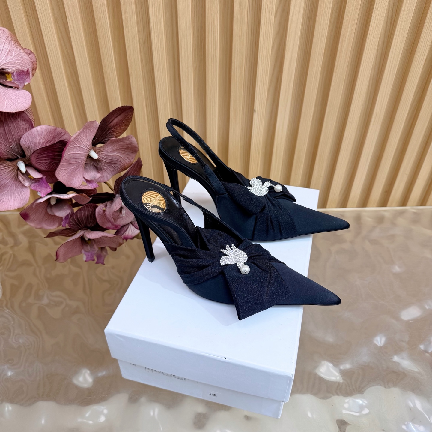 NO:749169,Saint Lauren* 26 spring and summer new ss new YSL Logo high-heeled shoes and slippers ———————————— Ysl catwalk high-heeled shoes. Match them with various small skirts. You don’t have to choose the shape of your feet at all. Ysl Logo heels are particularly beautiful!  Under the illumination of the light, the illusion of color appears. It is so beautiful that the upper legs are so white that it makes people look up!  Release the infinite elegance and charm and explore more high-quality high heels!  Fabric, silk, outsole, leather outsole, heel height 10.5cm, sizes 35–42 (40, 41, 42 customized), high heels sandals, saint laurent, saint laurent, saint laurent, sandals, high heels, skirts, real silk, Leather soles19860909圣罗兰Saint Lauren* 26春夏新款ss新YSL Logo高跟鞋拖 ———————————— Ysl走秀款高跟鞋 各种小裙子搭配起来 完全不挑脚型哦 Ysl Logo跟特别好看！在光线的照耀下呈现幻彩 真的美的过分 上脚显白的让人上头！释放无限优雅魅力 探索更多臻选高跟鞋！ 面料真丝 大底真皮大底 跟高10.5cm 码数35–42（40、41 、42 定制）,高跟鞋凉鞋,saint laurent,saint laurent,saint laurent,sandals,high heels,skirts,real silk,Leather soles,Women's Shoes