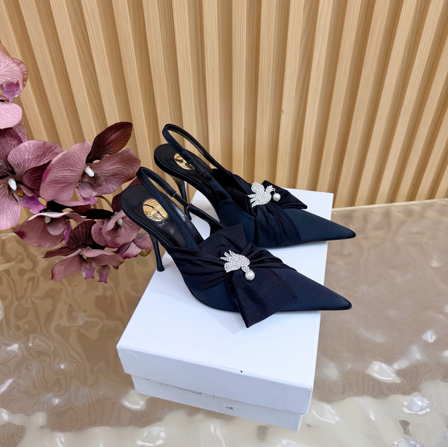 NO:749172,Saint Lauren* 26 spring and summer new ss new YSL Logo high-heeled shoes and slippers ————————Painted heels Ysl catwalk style high-heeled shoes. Pair them with various small skirts. You don’t have to choose the shape of your feet at all. Ysl Logo heels are particularly beautiful!  Under the illumination of the light, the illusion of color appears. It is so beautiful that the upper legs are so white that it makes people look up!  Release the infinite elegance and charm and explore more high-quality high heels!  Fabric, silk, outsole, leather outsole, heel height 10.5cm, sizes 35–42 (40, 41, 42 customized), high heels sandals, saint laurent, saint laurent, saint laurent, sandals, high heels, skirts, real silk, Leather soles19860909圣罗兰Saint Lauren* 26春夏新款ss新YSL Logo高跟鞋拖 ————————————烤漆跟 Ysl走秀款高跟鞋 各种小裙子搭配起来 完全不挑脚型哦 Ysl Logo跟特别好看！在光线的照耀下呈现幻彩 真的美的过分 上脚显白的让人上头！释放无限优雅魅力 探索更多臻选高跟鞋！ 面料真丝 大底真皮大底 跟高10.5cm 码数35–42（40、41 、42 定制）,高跟鞋凉鞋,saint laurent,saint laurent,saint laurent,sandals,high heels,skirts,real silk,Leather soles,Women's Shoes