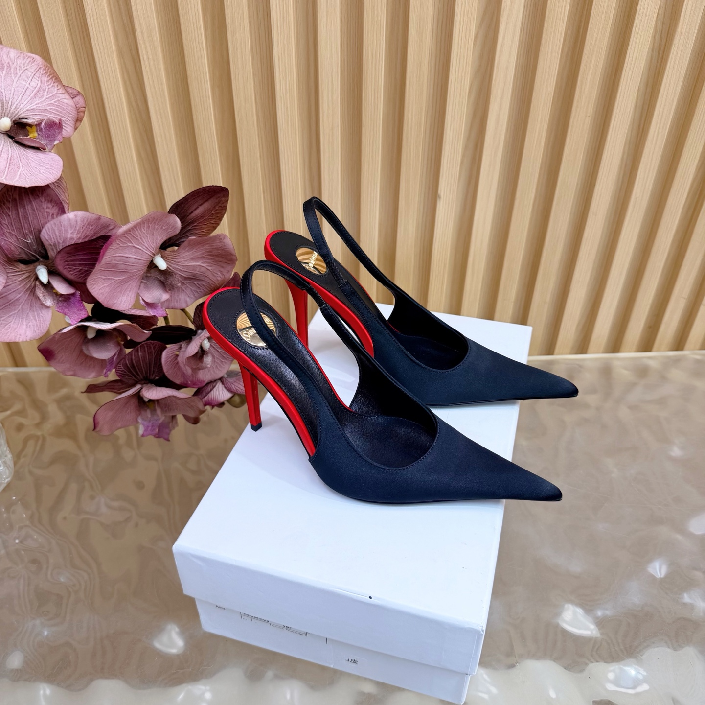 NO:748067,Top quality Saint Laurent/Yves Saint Laurent Lee silk flower pointed toe high heels YSL sister's beautiful high heels —————————————— Another Yves Saint Laurent Rose high heels of the same style are very good at modifying the foot shape, luxury metal chain In recent years, SLP has become more and more understanding of women in high heels and has gone away from the embarrassing design impression of waterproof platform models YSL beautiful high heels Silk uppers Leather outsole Heel height 10.5cm  Sizes 35-43 (40, 41, 42, 43 are customized and cannot be returned or exchanged), high heels and sandals, loro piana, saint laurent, saint laurent, saint laurent, sandals, high heels, real silk, Leather soles19860909顶级品质Saint Laurent / 圣罗兰Lee真丝 开花尖头高跟鞋YSL姐姐的美丽尤物高跟鞋 ———————————————— 又是人间圣罗兰 Rose同款的高跟鞋化很好修饰脚型,奢华金属链 这几年SLP是在高跟鞋越来越懂女人了朝摒奔了防水台款的尴尬设计印象ysl绝美高跟鞋 鞋面真丝 鞋底真皮大底 跟高10.5cm 尺码35-43（40、41、42、43定制不退不换),高跟鞋凉鞋,loro piana,saint laurent,saint laurent,saint laurent,sandals,high heels,real silk,Leather soles,Women's Shoes