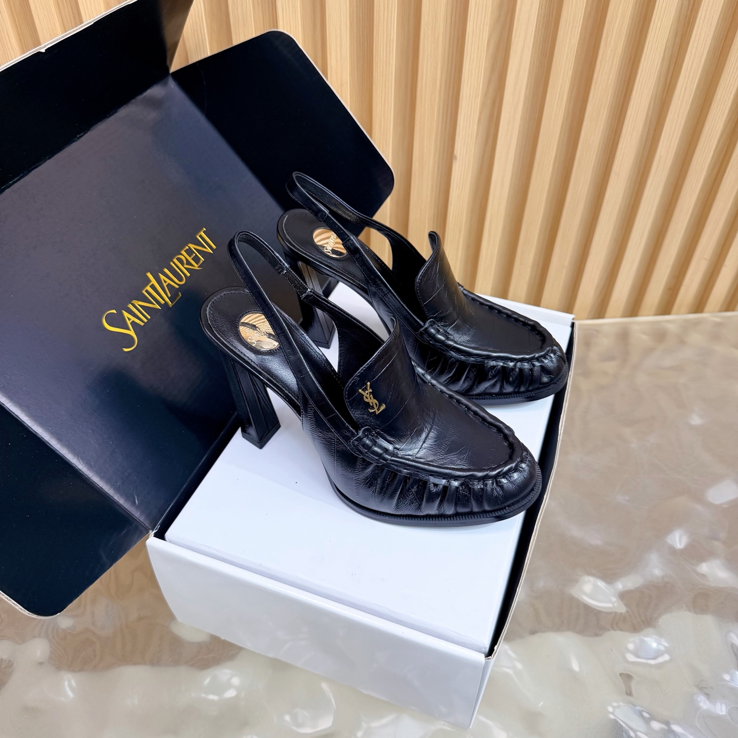 NO:722557,Top quality Saint Laurent Saint Laurent fw2026 new arrival~ YSL LE LOAFER high-heeled loafers series 26Fw spring and summer new retro texture eel pattern pleated high-heeled loafers/mules suede old money style high-heeled shoes/half slippers one-step ——————————————  Iconic pleated toe box + handmade moccasin stitching, with a retro sense of relaxation; the shoe body is a classic slip-on design of loafers, with a metal YSL logo, which is simple and recognizable. Leather lining + genuine leather outsole, both texture and comfort are online. The style is highly adaptable, and can be worn with formal wear (suits/skirts) for a sophisticated route, or with casual wear, jeans/sweatshirts, creating a sense of relaxation. It is a light luxury item that can be worn with multiple wears.  The upper is calf suede/butter leather, the lining is silk sheepskin, the sole is Italian double-layer thickened genuine leather outsole, the heel height is 10.5cm, the size is 35-39 (40.41.42 is custom-made and non-returnable), high-heeled sandals, saint laurent, saint laurent, saint laurent, loafers, sandals, high heels, slippers, hoodie, sweatshirts, skirts, jeans, business  suit,sheepskin,chamois leather,leather soles19860909顶级品质 Saint Laurent 圣罗兰fw2026 new arrival～ YSL LE LOAFER高跟乐福鞋系列 26Fw春夏新款复古质感鳗鱼纹褶皱高跟乐福鞋/穆勒鞋麂皮绒面老钱风高跟单鞋/半拖鞋一脚蹬 ————————————— 标志性褶皱鞋头+手工莫卡辛缝线,自带复古松弛感；鞋身是乐福鞋经典一脚蹬设计,搭配金属YSL标志,简约又有辨识度. 皮革内衬+真皮大底,质感和舒适度都在线.风格适配性强,既能搭正装（西装/裙装）走精致路线,也能配休闲装,牛仔裤/卫衣,打造松弛感,属于“一鞋多穿”的轻奢单品. 鞋面胎牛反绒/牛油皮 内里垫脚丝绸羊皮 鞋底意大利双层加厚真皮大底 跟高10.5cm 码数35-39（40.41.42定做不退换）,高跟鞋凉鞋,saint laurent,saint laurent,saint laurent,loafers,sandals,high heels,slippers,hoodie,sweatshirts,skirts,jeans,business suit,sheepskin,chamois leather,Leather soles,Women's Shoes