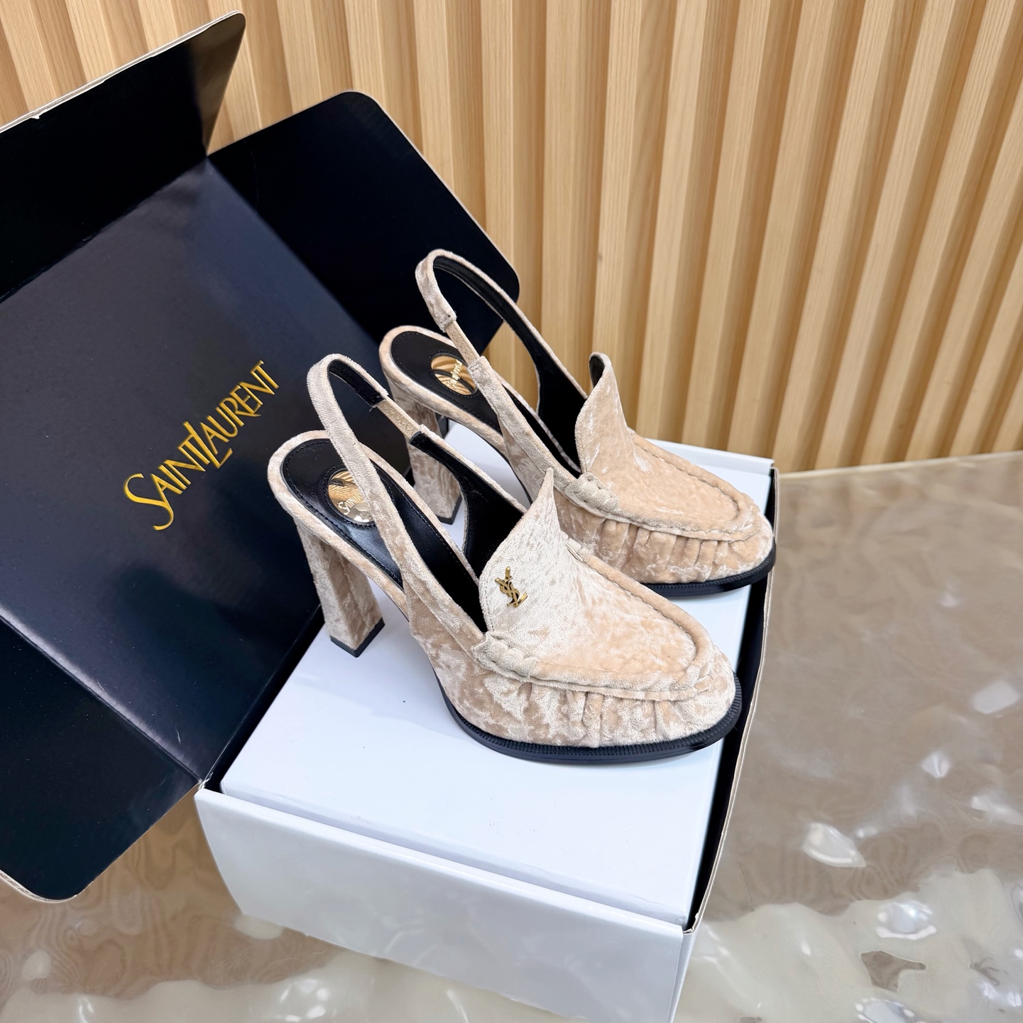 NO:722559,Top quality Saint Laurent Saint Laurent fw2026 new arrival~ YSL LE LOAFER high-heeled loafers series 26Fw spring and summer new retro texture eel pattern pleated high-heeled loafers/mules suede old money style high-heeled shoes/half slippers one-step ——————————————  Iconic pleated toe box + handmade moccasin stitching, with a retro sense of relaxation; the shoe body is a classic slip-on design of loafers, with a metal YSL logo, which is simple and recognizable. Leather lining + genuine leather outsole, both texture and comfort are online. The style is highly adaptable, and can be worn with formal wear (suits/skirts) for a sophisticated route, or with casual wear, jeans/sweatshirts, creating a sense of relaxation. It is a light luxury item that can be worn with multiple wears.  Velvet upper, silk sheepskin lining, Italian double-layer thickened genuine leather outsole, heel height 10.5cm, size 35-39 (40.41.42 custom-made, non-refundable), high heels and sandals, saint laurent, saint laurent, saint laurent, loafers, sandals, high heels, slippers, hoodie, sweatshirts, skirts, jeans, business  suit,sheepskin,chamois leather,leather soles19860909顶级品质 Saint Laurent 圣罗兰fw2026 new arrival～ YSL LE LOAFER高跟乐福鞋系列 26Fw春夏新款复古质感鳗鱼纹褶皱高跟乐福鞋/穆勒鞋麂皮绒面老钱风高跟单鞋/半拖鞋一脚蹬 ————————————— 标志性褶皱鞋头+手工莫卡辛缝线,自带复古松弛感；鞋身是乐福鞋经典一脚蹬设计,搭配金属YSL标志,简约又有辨识度. 皮革内衬+真皮大底,质感和舒适度都在线.风格适配性强,既能搭正装（西装/裙装）走精致路线,也能配休闲装,牛仔裤/卫衣,打造松弛感,属于“一鞋多穿”的轻奢单品. 鞋面丝绒 内里垫脚丝绸羊皮 鞋底意大利双层加厚真皮大底 跟高10.5cm 码数35-39（40.41.42定做不退换）,高跟鞋凉鞋,saint laurent,saint laurent,saint laurent,loafers,sandals,high heels,slippers,hoodie,sweatshirts,skirts,jeans,business suit,sheepskin,chamois leather,Leather soles,Women's Shoes