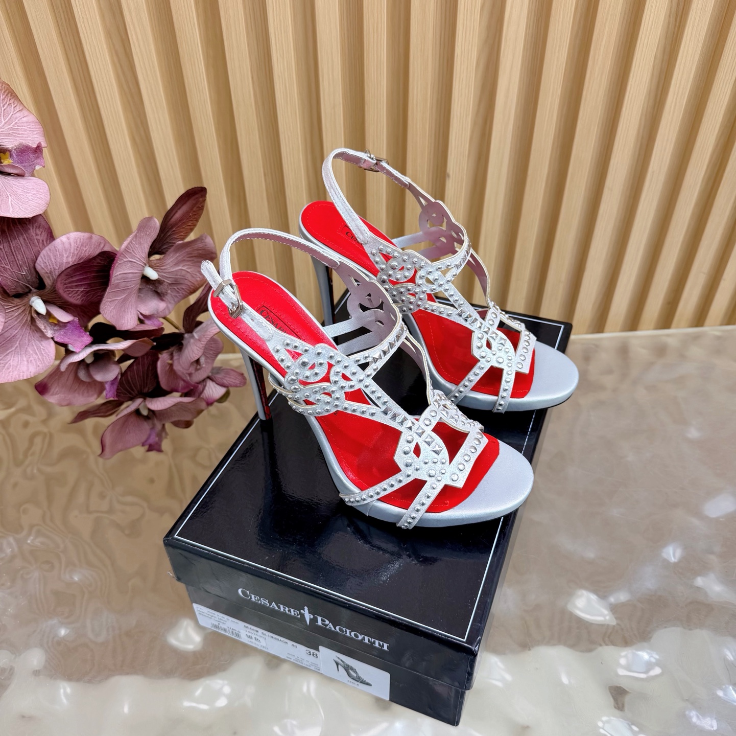 NO:724541,If I must be burdened by high heels, then I want Cesare Paciotti. 'The sharp knife that penetrates the heart.' Cesare Paciotti dagger high heels. Out-of-print high-heeled shoes with heavy investment in mold making and plate matching. The full range of products will be released one after another. If I must be burdened by high heels, I hope it is Cesare Paciotti. Upper sheep leather/rivets, lining cowhide, foot pad cowhide, heel height 12cm, size 35-43 (ordered at 40.41.42.43), high heels, high  heels,cowhide,sheep19860909如果一定要受高跟鞋的累 那我就要Cesare Paciotti “插入心脏的利刃” Cesare Paciotti 匕首高跟鞋 绝版重金开模,对版工艺 全系列产品陆续发售 如果一定要受高跟鞋的罪  我希望是Cesare Paciotti 鞋面羊京/铆钉 内里牛皮 垫脚牛皮 跟高12cm 码数35-43（40.41.42.43订）,高跟鞋,high heels,cowhide,sheep,Women's Shoes