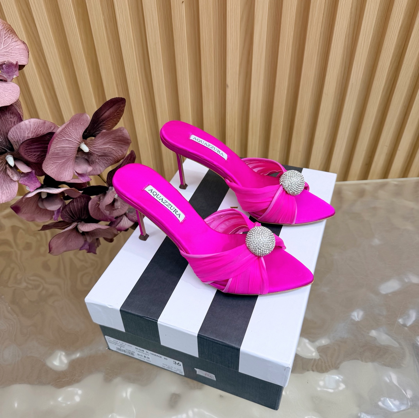 NO:724535,2026 spring and summer new style AQUAZZURA Zp original molded new hot diamond strap high-heeled sandals —————————— Made of original customized silk, original molded Swarovski rhinestone decorative buckle, super shiny golden iconic pineapple micro-label on the outsole gives the item rich brand connotation and luxurious appearance. Genuine leather outsole sheepskin insole. The creation has beautiful and smooth appearance lines and is comfortable and fashionable on the feet. A must-have. Silk upper  Foot pads: Sheepskin outsole Italian genuine leather outsole Heel height 8.5cm Shoe size: 36–42 (35, 41, 42 customized, non-returnable), high heels, sandals, high heels, sheepskin, real silk, Leather soles198609092026春夏新款 AQUAZZURA Zp 原版开模 新品烫钻 带子高跟凉鞋 ——————————— 采用原版定制真丝制成,原版开模施华洛奇水钻装饰扣,超闪 大底金色标志性菠萝微标赋予单品丰富的品牌内涵与奢华的外观单品真皮大底羊皮鞋垫 创作即外观线条优美流畅又上脚舒适时髦精必入款. 鞋面真丝 脚垫: 羊皮 大底意大利真皮大底 跟高8.5cm 鞋码: 36–42（35、41、42定做不退换),高跟鞋,sandals,high heels,sheepskin,real silk,Leather soles,Women's Shoes