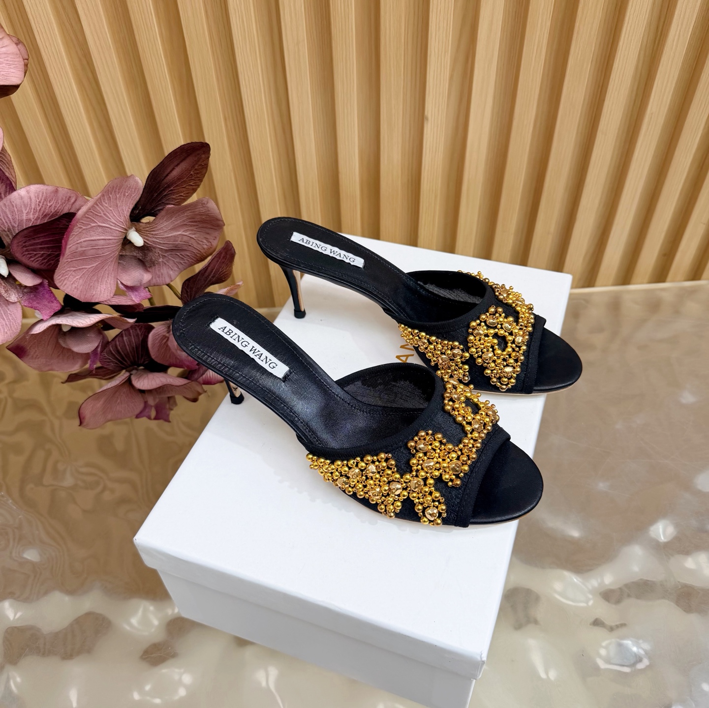 NO:724563,2026 spring and summer new style, independent brand Abing Wang #galactic stars wear on feet. No need for too many gorgeous words. It’s hard not to love these shoes. Ultra-heavy beading craftsmanship. Matched with crystal transparent wedge heels. Unambiguous style at all. A very pioneering sandal ————————— Fabric mesh beading Sheepskin lining Heel height 6.5cm outsole Original genuine leather injection molded outsole  Size 35/42 (40, 41, 42 customized), slippers, sandals, slippers, sheepskin198609092026春夏新款 自主品牌Abing Wang #银河繁星穿在脚上 无需过多华丽的文字 这些子很难让人不爱 超重工的钉珠工艺 搭配水晶透明坡跟 一点都不含糊的风格 非常先锋的一款凉鞋 ——————————— 面料网纱串珠 内里羊皮 跟高6.5cm 大底原版真皮注塑大底 码数35/42（40,41,42定制）,拖鞋,sandals,slippers,sheepskin,Women's Shoes