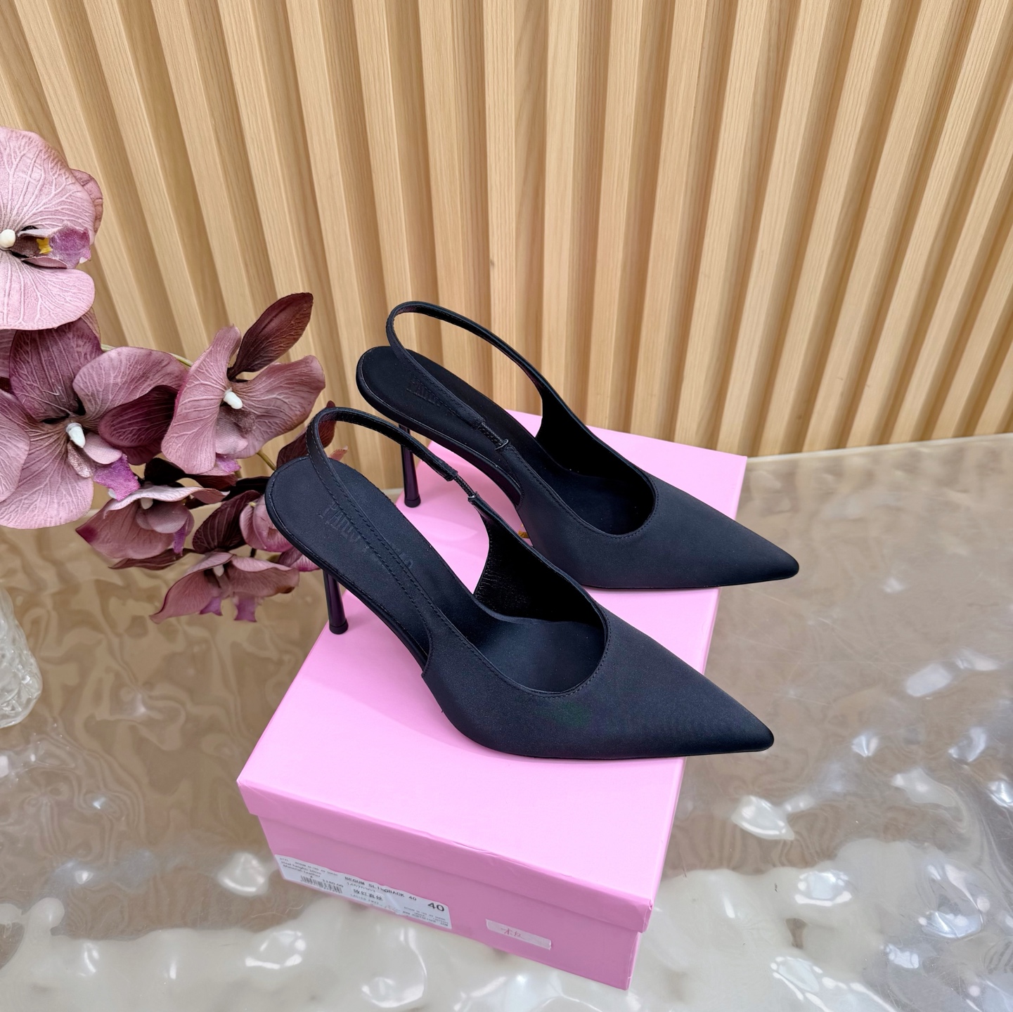 NO:724546,[Customized model] Paris Texas Muller High Heels 26ss Spring and Summer New Style High Heel Sandals Suitable for Summer —————————— The sexy line design is unconventional and the upper foot effect shows a noble temperament. It is equipped with a structured heel decorated with a metal logo and a shallow upper. Many celebrity fashion bloggers are planting grass. Only Paris Texas knows the woman's heart best and does not accept refutation. It is a super invincible feminine artifact. Heel Height: 10cm Fabric: Silk  Lining/foot pads: Imported sheepskin Outsole: Genuine leather outsole imported from Italy Size: 35-41 (40, 41 customized, non-returnable), high-heeled sandals, sandals, high heels, sheepskin, real silk, Leather soles19860909【定制款】 Paris Texas穆勒高跟26ss 春夏新款 适合夏天穿搭的高跟 凉鞋 ——————————— 性感线条设计不落俗套 上脚效果显气质高贵,配以饰有 金属标志的结构化鞋跟及浅口鞋面. 超多明星时尚博主种草 唯有Paris texas最懂女人心不接受反驳超级无敌女人味神器. 跟高: 10cm 面料: 真丝 内里/垫脚: 进口羊皮 大底: 意大利进口真皮大底 Size: 35-41（40、41定做不退换）,高跟鞋凉鞋,sandals,high heels,sheepskin,real silk,Leather soles,Women's Shoes