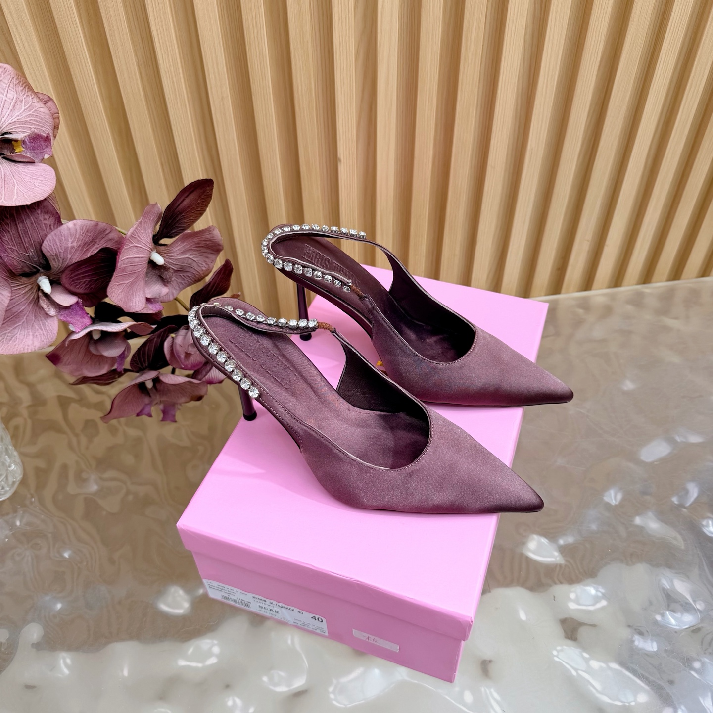 NO:724552,[Customized model] Paris Texas Muller High Heels 26ss Spring and Summer New High Heel Sandals Suitable for Summer ———————————— (Diamond Model) The sexy line design is unconventional and the upper foot effect shows a noble temperament. It is equipped with a structured heel decorated with a metal logo and a shallow upper. Many celebrity fashion bloggers are planting grass. Only Paris texas understands women’s hearts best and does not accept refutation. Super invincible feminine artifact. Heel Height: 10cm Fabric:  Silk lining/foot pads: imported sheepskin Outsole: leather outsole imported from Italy Size: 35-41 (40, 41 customized, non-refundable), high-heeled sandals, sandals, high heels, sheepskin, real silk, Leather soles19860909【定制款】 Paris Texas穆勒高跟26ss 春夏新款 适合夏天穿搭的高跟 凉鞋 ———————————（钻款） 性感线条设计不落俗套 上脚效果显气质高贵,配以饰有 金属标志的结构化鞋跟及浅口鞋面. 超多明星时尚博主种草 唯有Paris texas最懂女人心不接受反驳超级无敌女人味神器. 跟高: 10cm 面料: 真丝 内里/垫脚: 进口羊皮 大底: 意大利进口真皮大底 Size: 35-41（40、41定做不退换）,高跟鞋凉鞋,sandals,high heels,sheepskin,real silk,Leather soles,Women's Shoes