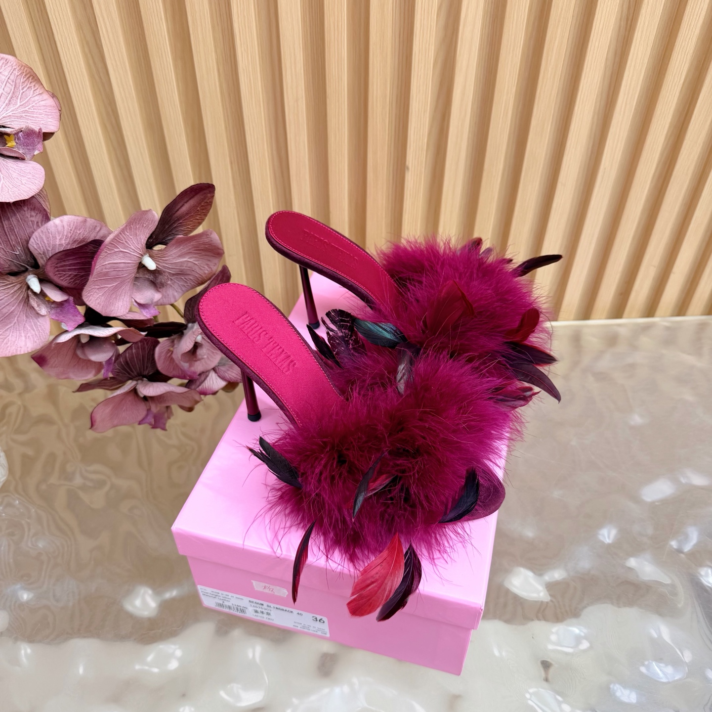 NO:724522,Paris Texas new feather flip flops Muller high heels 26ss spring and summer new high-heeled sandals suitable for summer —————————— The sexy line design is unconventional and the upper foot effect shows a noble temperament. It is equipped with a structured heel decorated with a metal logo and a shallow upper. There are many celebrity fashion bloggers. Only Paris texas understands women’s hearts best and does not accept refutation. Super invincible feminine artifact. Heel height: 10cm Fabric: Feather  Lining/foot pads: Imported sheepskin Outsole: Genuine leather outsole imported from Italy Size: 35-41 (40, 41 customized, non-refundable), high heels, sandals, high heels, sheepskin, Leather soles19860909Paris Texas羽毛新款一字拖 穆勒高跟26ss 春夏新款 适合夏天穿搭的高跟 凉鞋 ——————————— 性感线条设计不落俗套 上脚效果显气质高贵,配以饰有 金属标志的结构化鞋跟及浅口鞋面. 超多明星时尚博主种草 唯有Paris texas最懂女人心不接受反驳超级无敌女人味神器. 跟高: 10cm 面料: 羽毛 内里/垫脚: 进口羊皮 大底: 意大利进口真皮大底 Size: 35-41（40、41定做不退换）,高跟鞋,sandals,high heels,sheepskin,Leather soles,Women's Shoes