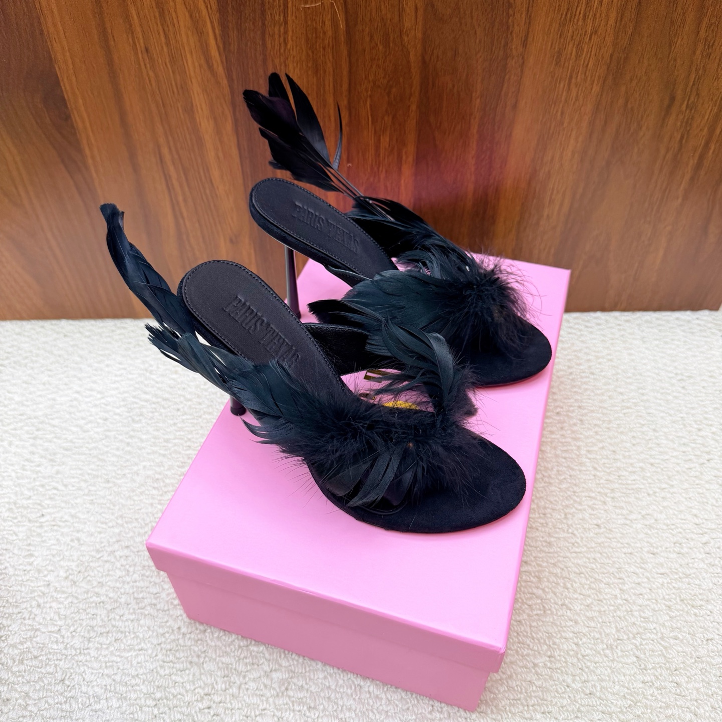 NO:724528,Paris Texas feather new flip-flops Muller high heels 26ss spring and summer new high-heeled sandals suitable for summer wear —————————— The sexy line design is unconventional and the upper foot effect shows a noble temperament. It is equipped with a structured heel decorated with a metal logo and a shallow upper. Many celebrity fashion bloggers are planting grass. Only Paris texas understands women’s hearts best and does not accept refutation. Super invincible feminine artifact. Heel height: 10cm Fabric: Feather  Lining/foot pads: Imported sheepskin Outsole: Genuine leather outsole imported from Italy Size: 35-41 (40, 41 customized, non-refundable), high heels, sandals, high heels, sheepskin, Leather soles19860909Paris Texas羽毛新款人字拖 穆勒高跟26ss 春夏新款 适合夏天穿搭的高跟 凉鞋 ——————————— 性感线条设计不落俗套 上脚效果显气质高贵,配以饰有 金属标志的结构化鞋跟及浅口鞋面. 超多明星时尚博主种草 唯有Paris texas最懂女人心不接受反驳超级无敌女人味神器. 跟高: 10cm 面料: 羽毛 内里/垫脚: 进口羊皮 大底: 意大利进口真皮大底 Size: 35-41（40、41定做不退换）,高跟鞋,sandals,high heels,sheepskin,Leather soles,Women's Shoes