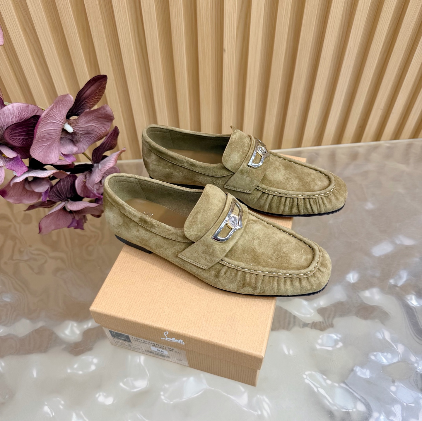 NO:724562,Christian Louboutin | 2026s original CL new show style Loaf shoes ———————————— New red-soled metal and fiery rose high-heeled shoes There is nothing to say, they are completely beautiful and crazy #fatal temptation. Upper: Beautiful new style, with roses on the toes, sewn into flowers from petals to crystal inlays, all hand-stitched. Exquisite and attractive material. Sheepskin lining. Outsole, original imported top leather outsole.  Size35–41 (40.41.) Customized, non-refundable, loafers, christian louboutin, loafers, high heels, sheepskin, sheep, Leather soles19860909Christian Louboutin | 2026s原版CL全新秀款乐福单鞋 ———————————— 新款红底金属跟火红玫瑰高跟鞋 没什么好说的就是一整个美疯#致命的诱惑 鞋面:绝美的新款,盛放足尖上的玫瑰,从花瓣缝制为花朵,在到水晶的镶嵌均全部纯手工缝制 上脚精致逼人 材质羊京 内里羊皮里 大底原版进口顶级真皮大底 Size35–41（40.41.）订做不退换,乐福鞋,christian louboutin,loafers,high heels,sheepskin,sheep,Leather soles,Women's Shoes