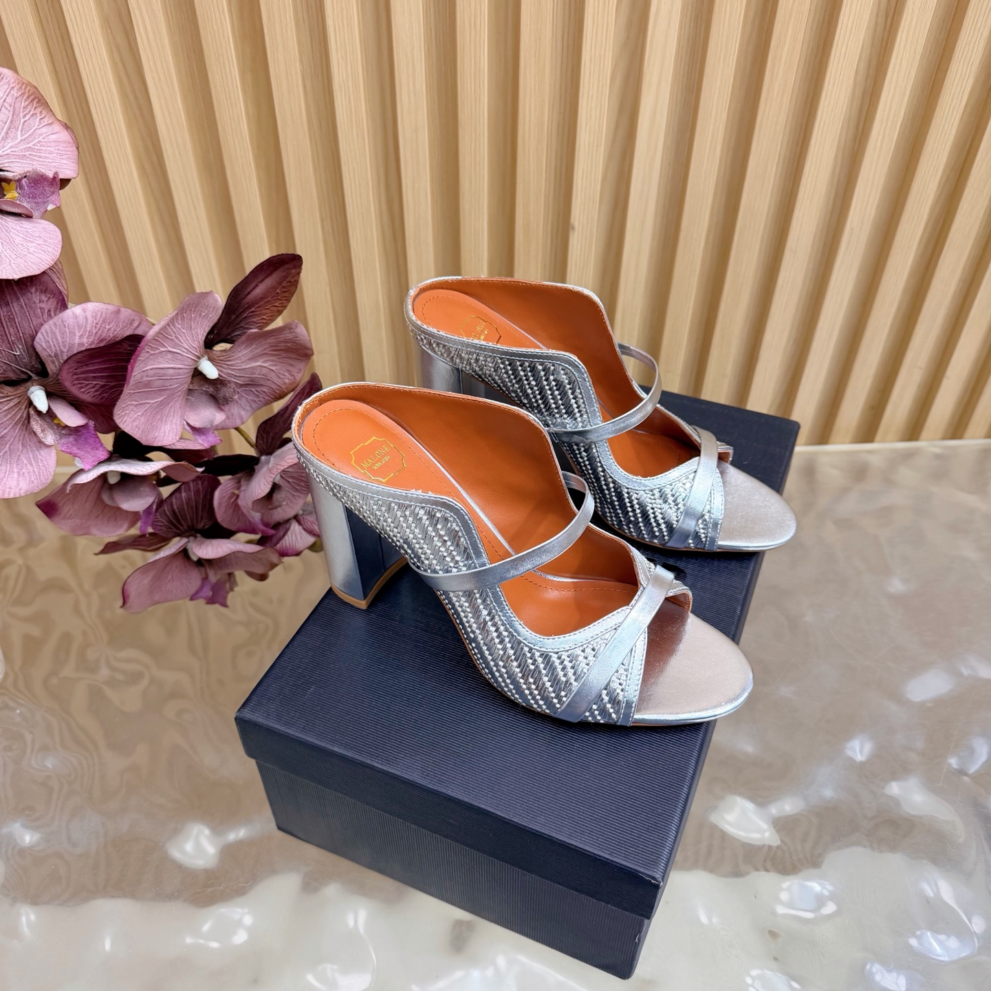 NO:724558,2026 spring and summer new woven thick heel sandals #Malone Souliers# Medium heel and half drag ———————————— The classic hot style still retains its charm. The contrasting color design of the strap is very eye-catching and stylish. I like to achieve a balanced feeling by mixing materials with different textures and textures. The upper is also made of imported woven/cow leather. The lining is sheepskin. The outsole is imported genuine leather. The heel height is 9.5cm.  Size 35-43 (40, 41, 42, 43 customization is not returnable), high heels, sandals, high heels, cowhide, sheepskin, Leather soles198609092026春夏新款编织粗跟 凉鞋 #Malone Souliers#中跟半拖 ———————————— 经典爆款依然风韵犹存 通过带子的撞面色 设计,非常耐看极具风格 喜欢过通混搭不同触感和地质的材料达到一种平的衡感觉 鞋面采用进口编织/牛皮面也有做 内里羊皮内里 大底进口真皮大底 跟高9.5cm 码数35-43（40、41、42、43定制不退换）,高跟鞋,sandals,high heels,cowhide,sheepskin,Leather soles,Women's Shoes