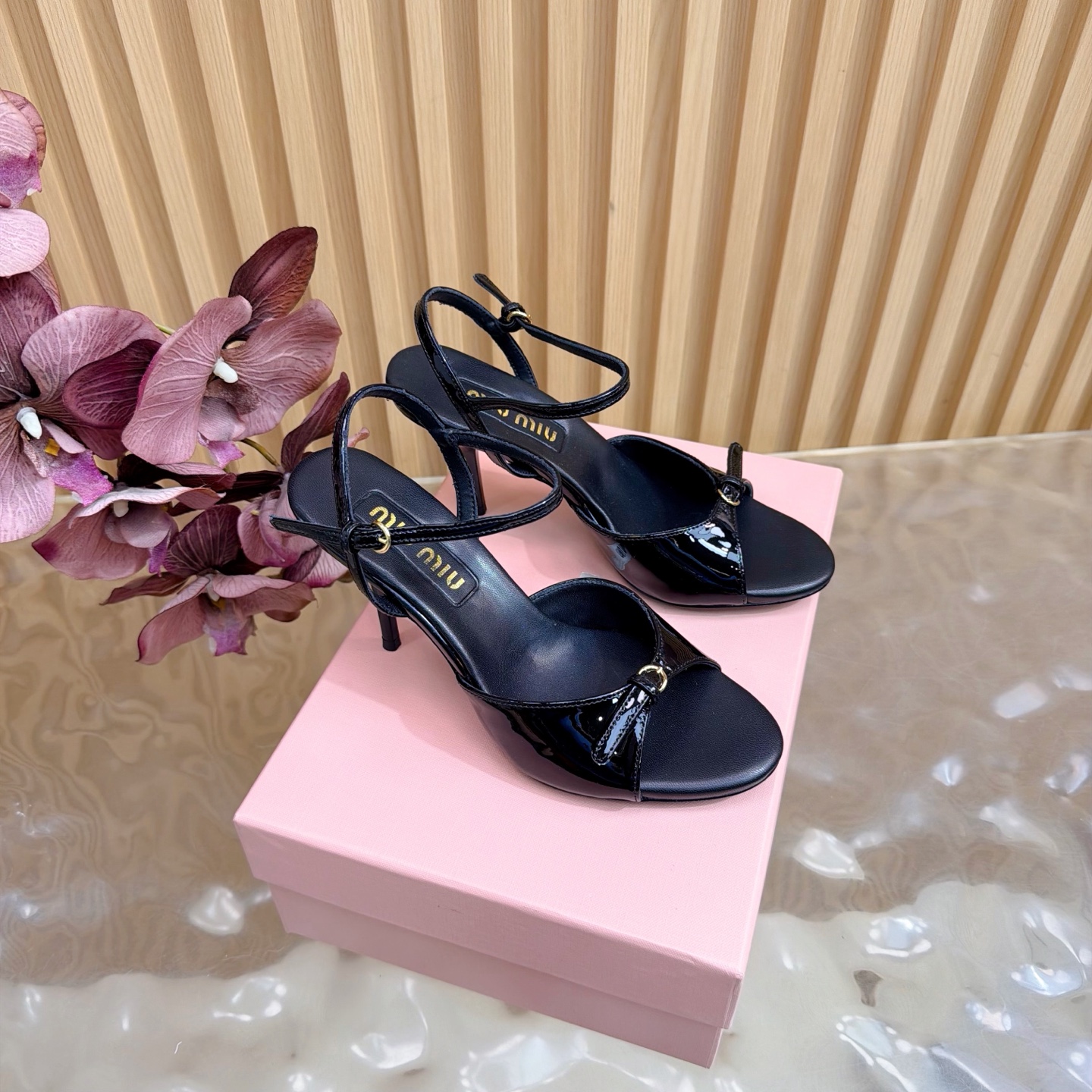 NO:748233,Miu Miu new pointed toe high-heeled shoes series new miumiu ———————————— ★★★★★ The latest Paris Fashion Week catwalk style, a new series of open-hanging that coexists comfort and fashion. The pointed toe and round toe designs match different style requirements. Original custom-made patent leather upper. Lining: original custom-made sheepskin lining, cowhide foot pads. Original open-molded leather outsole (8.5cm). Shoe size:  35-39 (34, 40, 41 customizations are non-returnable) Delivery of the latest luxury counter full set of packaging, high heels and sandals, miumiu, sandals, high heels, cowhide, sheepskin, Leather soles19860909缪 缪 新款尖头高跟单鞋 系列上新miumiu ——————————— ★★★★★ 巴黎时装周最新走秀款,舒适度与时髦度并存的开挂全新系列,尖头与圆头设计搭配不同风格需求 鞋面原版定制漆皮  内里: 原版定制羊皮内里,牛皮垫脚 大底原版开模真皮大底（8.5cm） 鞋码: 35-39（34、40、41定制不退换） 配送豪华最新专柜全套包装,高跟鞋凉鞋,miumiu,sandals,high heels,cowhide,sheepskin,Leather soles,Women's Shoes