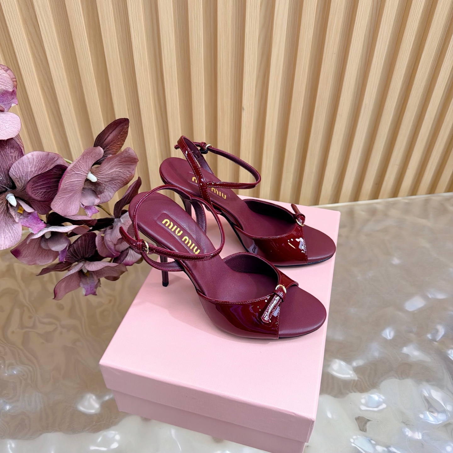 NO:748239,Miu Miu's new pointed-toe high-heeled shoes series is new miumiu ———————————— ★★★★★ The latest Paris Fashion Week catwalk model, a brand new series that combines comfort and fashion. The pointed toe and round toe designs match different style requirements. Original custom-made patent leather upper. Lining: original custom-made sheepskin lining, cowhide foot pads. Original open-molded leather outsole (10.5cm). Shoe size:  35-39 (34, 40, 41 customizations are non-returnable) Delivery of the latest luxury counter full set of packaging, high heels and sandals, miumiu, sandals, high heels, cowhide, sheepskin, Leather soles19860909缪 缪 新款尖头高跟单鞋 系列上新miumiu ——————————— ★★★★★ 巴黎时装周最新走秀款,舒适度与时髦度并存的开挂全新系列,尖头与圆头设计搭配不同风格需求 鞋面原版定制漆皮  内里: 原版定制羊皮内里,牛皮垫脚 大底原版开模真皮大底（10.5cm） 鞋码: 35-39（34、40、41定制不退换） 配送豪华最新专柜全套包装,高跟鞋凉鞋,miumiu,sandals,high heels,cowhide,sheepskin,Leather soles,Women's Shoes