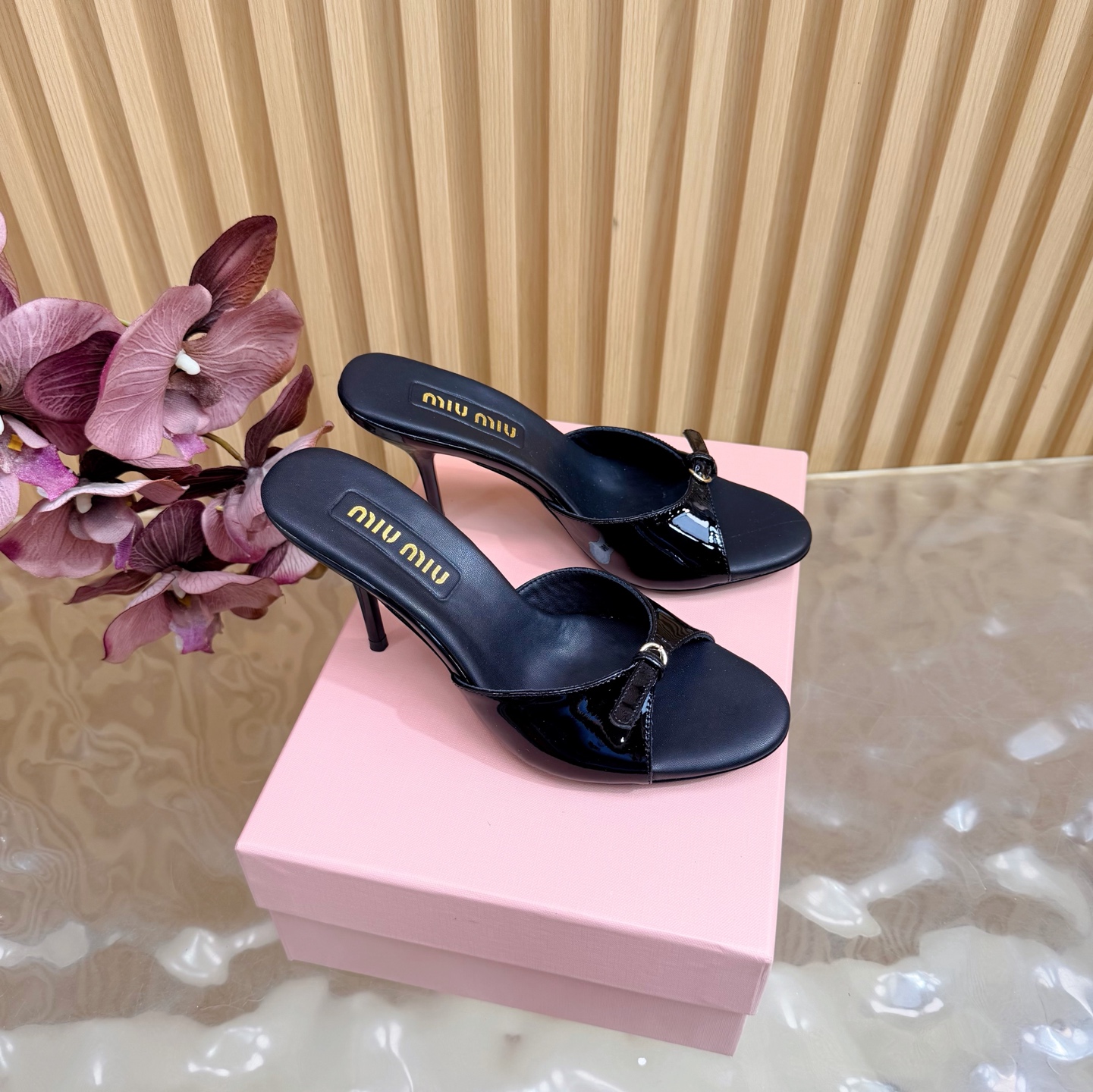 NO:748319,Miu Miu new pointed toe high-heeled shoes series new miumiu ———————————— ★★★★★ The latest Paris Fashion Week catwalk style, a new series of open-hanging that coexists comfort and fashion. The pointed toe and round toe designs match different style requirements. Original custom-made patent leather upper. Lining: original custom-made sheepskin lining, cowhide foot pads. Original open-molded leather outsole (8.5cm). Shoe size:  35-39 (34, 40, 41 customizations are non-refundable) Delivery of the latest luxury counters with complete packaging, high heels and slippers, miumiu, high heels, slippers, cowhide, sheepskin, Leather soles19860909缪 缪 新款尖头高跟单鞋 系列上新miumiu ——————————— ★★★★★ 巴黎时装周最新走秀款,舒适度与时髦度并存的开挂全新系列,尖头与圆头设计搭配不同风格需求 鞋面原版定制漆皮  内里: 原版定制羊皮内里,牛皮垫脚 大底原版开模真皮大底（8.5cm） 鞋码: 35-39（34、40、41定制不退换） 配送豪华最新专柜全套包装,高跟鞋拖鞋,miumiu,high heels,slippers,cowhide,sheepskin,Leather soles,Women's Shoes