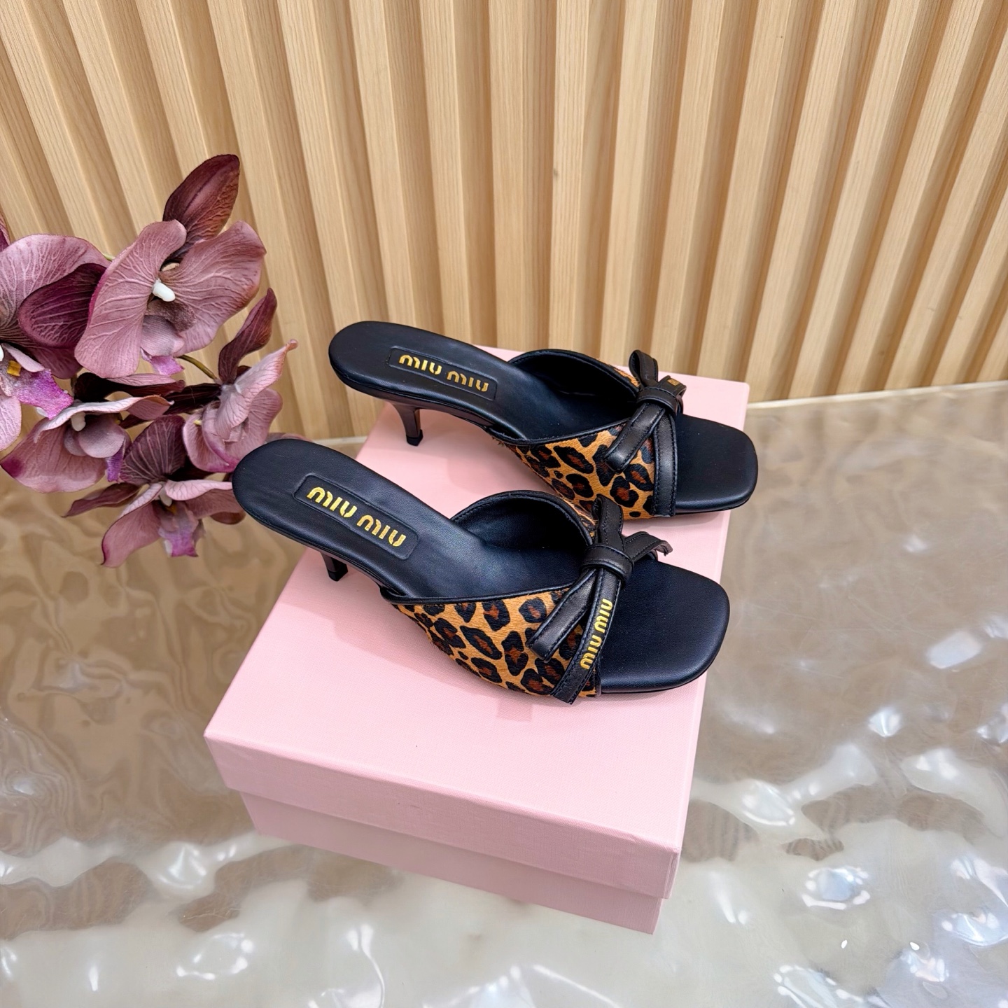 NO:748227,Miu Miu's new pointed-toe high-heeled shoes series is new miumiu ———————————— ★★★★★ The latest Paris Fashion Week catwalk model, a new series of open-hanging that coexists comfort and fashion. The pointed toe and round toe designs match different style needs. Original custom-made horse hair/cowhide/sheep leather upper. Inner: original custom-made sheepskin lining, cowhide foot pads. Original open-molded leather outsole (5.5cm). Shoe size:  35-39 (34, 40, 41 customization is non-returnable) Delivery of the latest luxury counter full set of packaging, high heels and slippers, miumiu, high heels, slippers, cowhide, sheepskin, sheep, Leather soles19860909缪 缪 新款尖头高跟单鞋 系列上新miumiu ——————————— ★★★★★ 巴黎时装周最新走秀款,舒适度与时髦度并存的开挂全新系列,尖头与圆头设计搭配不同风格需求 鞋面原版定制马毛/牛皮/羊京  内里: 原版定制羊皮内里,牛皮垫脚 大底原版开模真皮大底（5.5cm） 鞋码: 35-39（34、40、41定制不退换） 配送豪华最新专柜全套包装,高跟鞋拖鞋,miumiu,high heels,slippers,cowhide,sheepskin,sheep,Leather soles,Women's Shoes