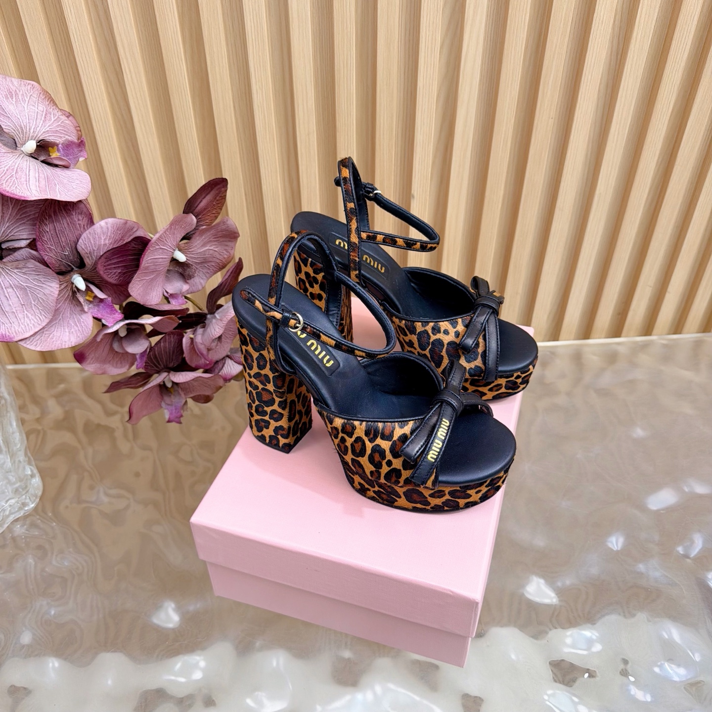 NO:748311,Miu Miu's new water platform high-heeled sandals series are new miumiu ———————————— ★★★★★ The latest catwalk style of Paris Fashion Week, a new series of open-hanging that coexists comfort and fashion. The pointed toe and round toe designs match different style needs. Original custom-made horse hair/cowhide/sheep leather upper. Lining: original custom-made sheepskin lining, cowhide foot pad. Original open-molded leather outsole (heel height 12cm, water platform 4cm). Shoe size:  35-39 (34, 40, 41 customizations are non-returnable) Delivery of the latest luxury counter full set of packaging, high heels and sandals, miumiu, sandals, high heels, cowhide, sheepskin, sheep, Leather soles19860909缪 缪 新款水台高跟凉鞋 系列上新miumiu ——————————— ★★★★★ 巴黎时装周最新走秀款,舒适度与时髦度并存的开挂全新系列,尖头与圆头设计搭配不同风格需求 鞋面原版定制马毛/牛皮/羊京  内里: 原版定制羊皮内里,牛皮垫脚 大底原版开模真皮大底（跟高12cm,水台4cm） 鞋码: 35-39（34、40、41定制不退换） 配送豪华最新专柜全套包装,高跟鞋凉鞋,miumiu,sandals,high heels,cowhide,sheepskin,sheep,Leather soles,Women's Shoes