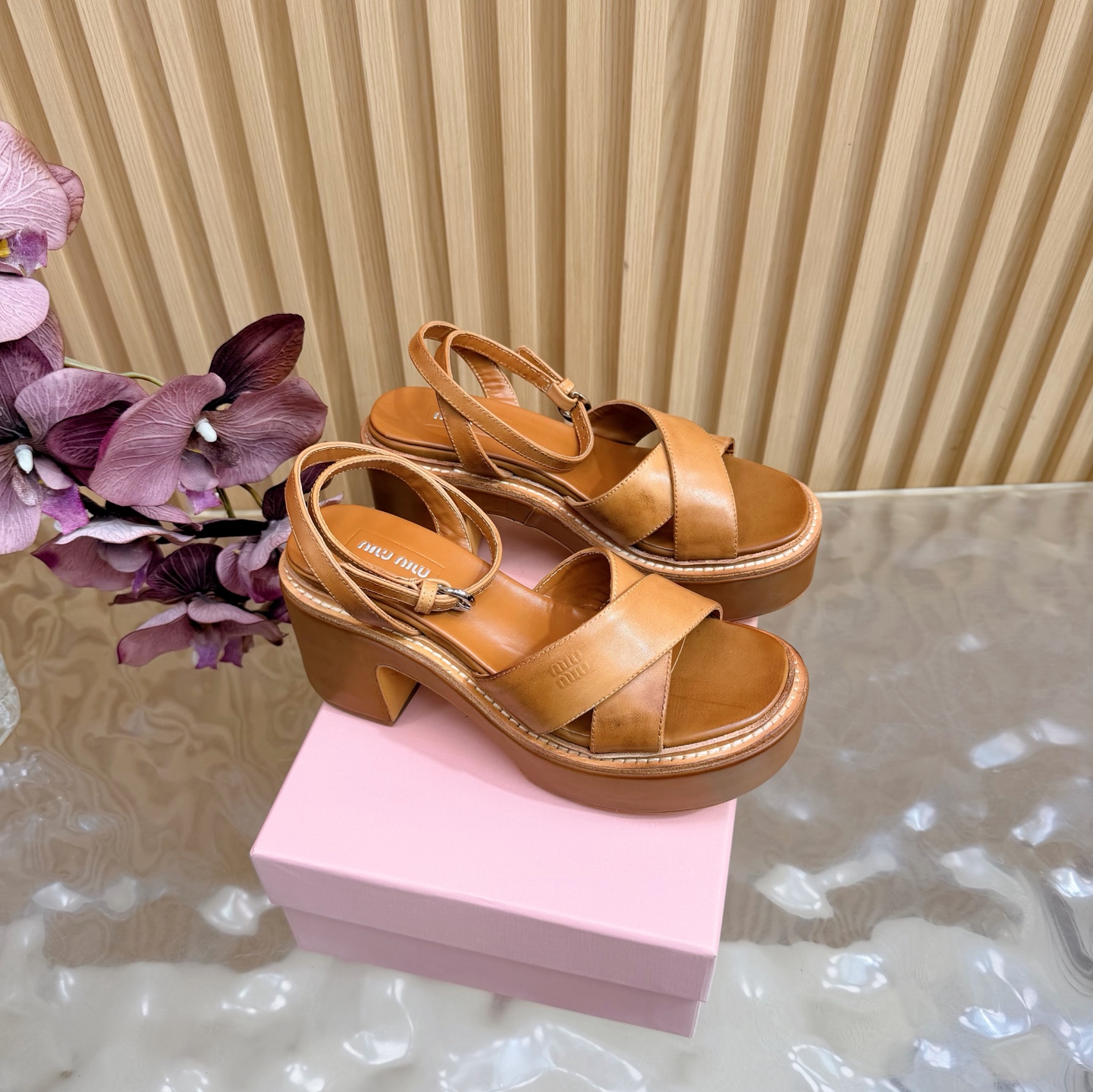 NO:748315,Miu Miu new platform high-heeled sandals series new miumiu ———————————— ★★★★★ The latest catwalk style of Paris Fashion Week, a new series of open-hanging that coexists comfort and fashion, with pointed toe and round toe designs to match different style needs. Original custom-made cowhide upper. Lining: original custom-made sheepskin lining, cowhide foot pads. Original open-molded leather outsole (heel height 8cm). Shoe size:  35-39 (40, 41 customizations are non-refundable) Delivery of the latest luxury counters with complete packaging, high heels and sandals, miumiu, sandals, high heels, cowhide, sheepskin, Leather soles19860909缪 缪 新款水台高跟凉鞋 系列上新miumiu ——————————— ★★★★★ 巴黎时装周最新走秀款,舒适度与时髦度并存的开挂全新系列,尖头与圆头设计搭配不同风格需求 鞋面原版定制牛皮  内里: 原版定制羊皮内里,牛皮垫脚 大底原版开模真皮大底（跟高8cm） 鞋码: 35-39（40、41定制不退换） 配送豪华最新专柜全套包装,高跟鞋凉鞋,miumiu,sandals,high heels,cowhide,sheepskin,Leather soles,Women's Shoes