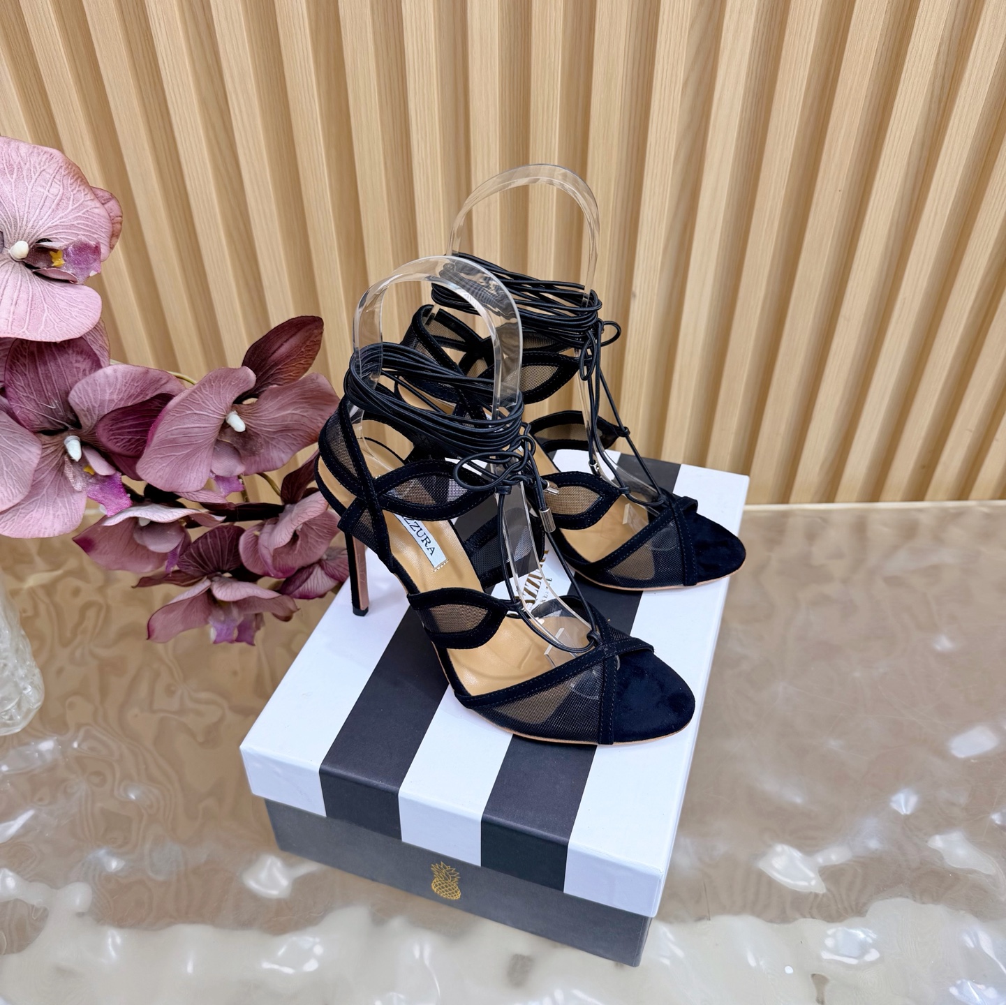 NO:748295,2026 spring and summer new style AQUAZZURA Zp original molded new hot diamond strap high-heeled sandals —————————— Made of original customized silk, original molded Swarovski rhinestone decorative buckle, super shiny outsole golden iconic pineapple micro-mark gives the item rich brand connotation and luxurious appearance. Genuine leather outsole sheepskin insole. The creation has beautiful and smooth appearance lines and is comfortable and fashionable on the feet. A must-have. Upper Yang Jing  Foot pads: Sheepskin outsole Italian genuine leather outsole Heel height 10cm Shoe size: 36–42 (custom-made 35, 41, 42 non-refundable), high-heeled sandals, sandals, high heels, sheepskin, real silk, sheep, Leather soles198609092026春夏新款 AQUAZZURA Zp 原版开模 新品烫钻 带子高跟凉鞋 ——————————— 采用原版定制真丝制成,原版开模施华洛奇水钻装饰扣,超闪 大底金色标志性菠萝微标赋予单品丰富的品牌内涵与奢华的外观单品真皮大底羊皮鞋垫 创作即外观线条优美流畅又上脚舒适时髦精必入款. 鞋面羊京 脚垫: 羊皮 大底意大利真皮大底 跟高10cm 鞋码: 36–42（35、41、42定做不退换),高跟鞋凉鞋,sandals,high heels,sheepskin,real silk,sheep,Leather soles,Women's Shoes