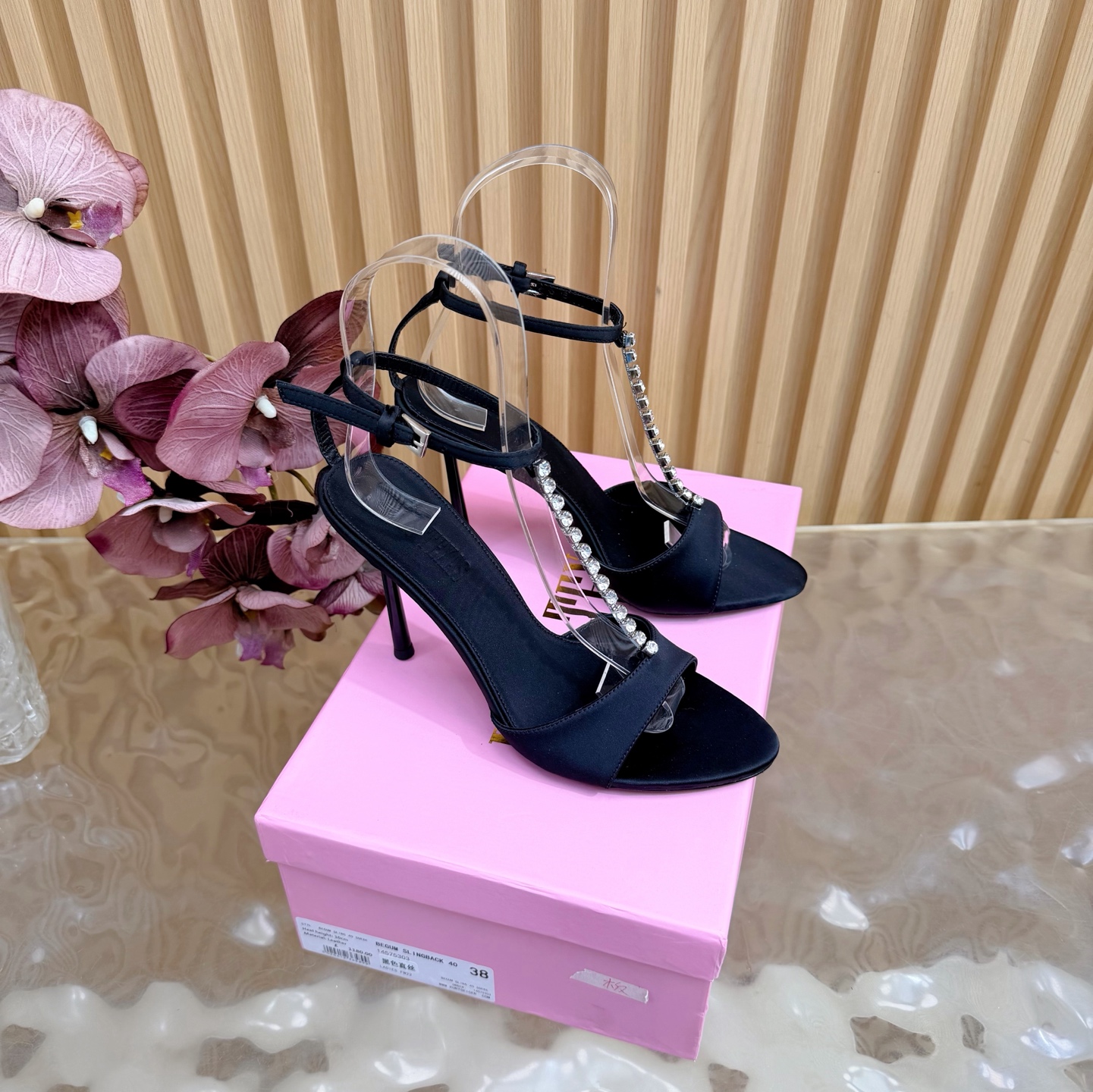 NO:748301,Paris Texas silk diamond chain new high-heeled sandals Mule high heels 26ss spring and summer new high-heeled sandals suitable for summer wear —————————— The sexy line design is unconventional and the upper foot effect shows a noble temperament. It is equipped with a structured heel decorated with a metal logo and a shallow upper. There are many celebrity fashion bloggers. Only Paris texas understands women’s hearts best and does not accept refutation. It is a super invincible feminine artifact. Heel height: 10cm  Fabric: Silk Lining/foot pads: Imported sheepskin Outsole: Genuine leather outsole imported from Italy Size: 35-41 (40, 41 customized, non-returnable), high-heeled sandals, sandals, high heels, sheepskin, real silk, Leather soles19860909Paris Texas真丝钻石链条 新款高跟凉鞋 穆勒高跟26ss 春夏新款 适合夏天穿搭的高跟 凉鞋 ——————————— 性感线条设计不落俗套 上脚效果显气质高贵,配以饰有 金属标志的结构化鞋跟及浅口鞋面. 超多明星时尚博主种草 唯有Paris texas最懂女人心不接受反驳超级无敌女人味神器. 跟高: 10cm 面料: 真丝 内里/垫脚: 进口羊皮 大底: 意大利进口真皮大底 Size: 35-41（40、41定做不退换）,高跟鞋凉鞋,sandals,high heels,sheepskin,real silk,Leather soles,Women's Shoes