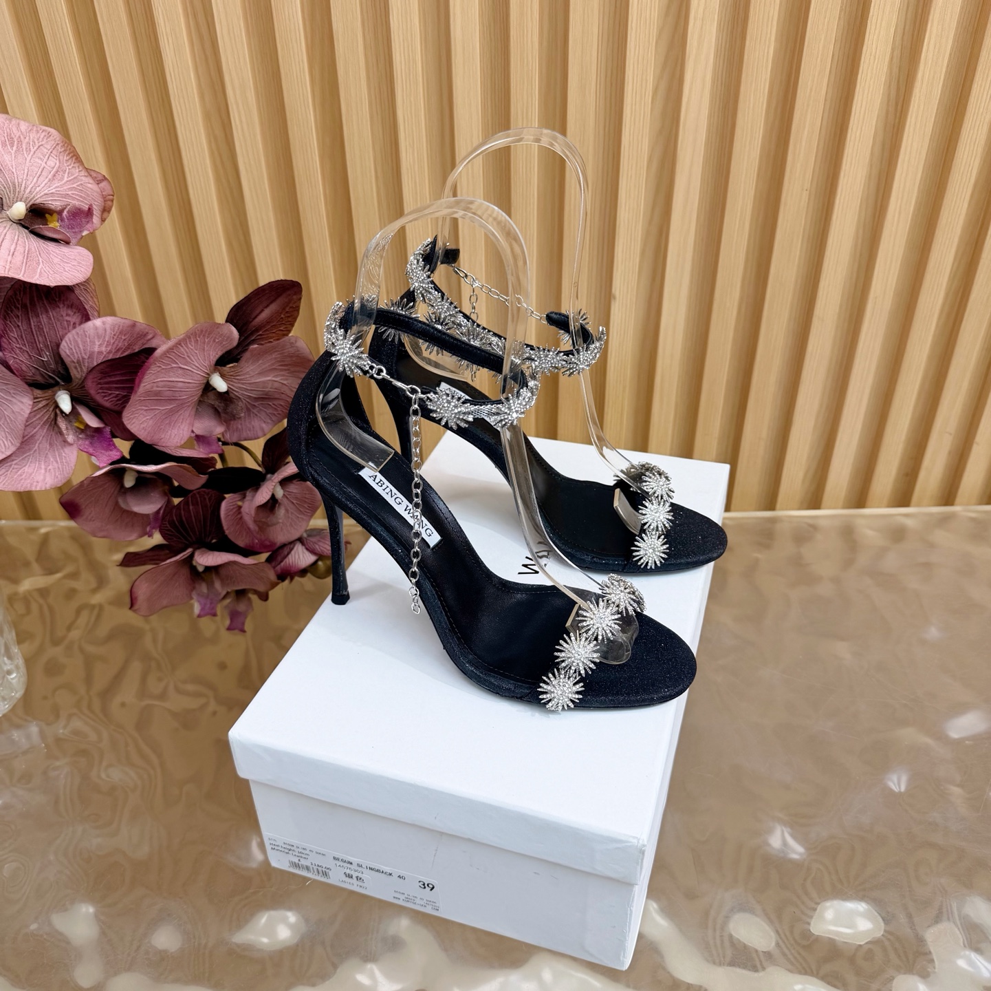 NO:748307,2026 spring and summer new style, independent brand Abing Wang #galactic stars wear on feet. No need for too many gorgeous words. It’s hard not to love these shoes. Ultra-heavy beading craftsmanship. Paired with crystal transparent wedge heels. Unambiguous style at all. A very pioneering sandal ————————————— Fabric patent leather/black special material Sheepskin lining Heel height 10cm outsole Original genuine leather outsole  Size 35/41 (40, 41 customized), high heels sandals, sandals, high heels, sheepskin, Leather soles198609092026春夏新款 自主品牌Abing Wang #银河繁星穿在脚上 无需过多华丽的文字 这些子很难让人不爱 超重工的钉珠工艺 搭配水晶透明坡跟 一点都不含糊的风格 非常先锋的一款凉鞋 ————————————— 面料漆皮/黑色特殊材料 内里羊皮 跟高10cm 大底原版真皮大底 码数35/41（40,41定制）,高跟鞋凉鞋,sandals,high heels,sheepskin,Leather soles,Women's Shoes