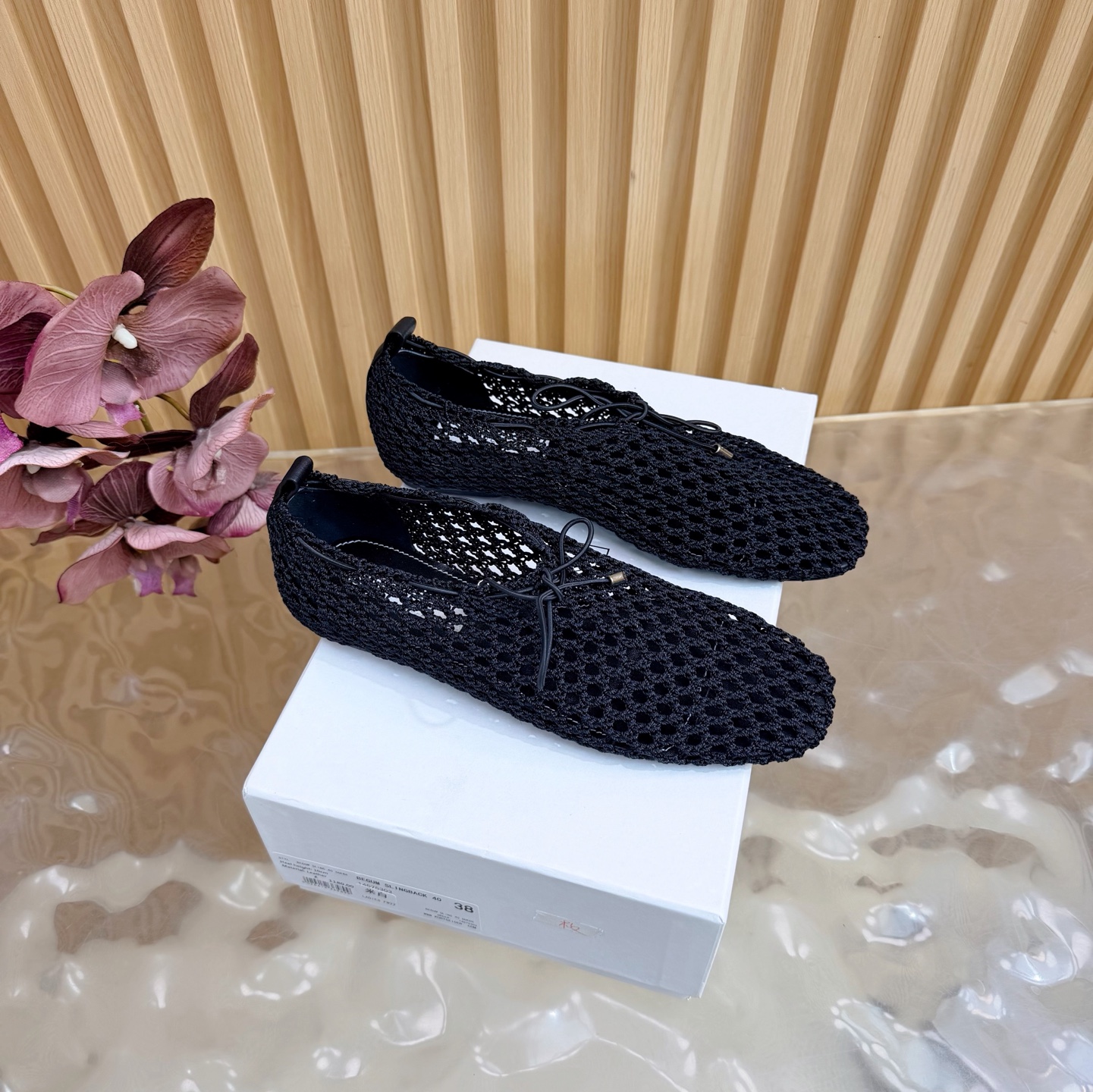 NO:748289,High-quality niche trendy brand Toteme 26 spring and summer French retro simple style mesh sandals ————————— Queen of retro temperament The entire shoe style is simple and elegant, very clean and easy to match!  It can also be easily used for daily wear, dates and parties, etc.!  Wearing it makes your feet look slimmer and visually lengthens your legs!  Anyone who sees this texture will shout YYDS! It exudes a sense of nobility from the inside out ~ full of luster!  Plus it’s comfortable and durable!  It is light and comfortable to wear, and your feet are not tired at all when walking!  It can be used for daily commuting, shopping, etc.!  The upper is made of special woven fabric, the lining is sheepskin, and the genuine leather outsole is imported from Italy. Size: 35-42 (40, 41, and 42 are custom-made and cannot be returned or exchanged). Comes with original packaging, ballet shoes, sandals, sheepskin, and Leather soles.19860909高品质小众潮牌Toteme 26春夏法式复古简易风 网纱凉鞋 ——————————— 复古气质女王 整个鞋型简约大气,很干净利落又好搭配！日常穿搭、约会聚会等也能轻松驾驭！ 穿上很显脚瘦,又在视觉上拉腿长！这质感,任谁看了都高呼YYDS!由内到外散发着贵气感~光泽感拉满！而且舒适又耐穿！穿着轻便舒服,走路完全不累脚！日常通勤、逛街等统统都能hold得住！ 鞋面采用编织特殊面料 内里垫脚羊皮 意大利进口真皮大底 码数: 35-42（40、41、42定做不退换） 配原版包装,芭蕾舞鞋,sandals,sheepskin,Leather soles,Women's Shoes