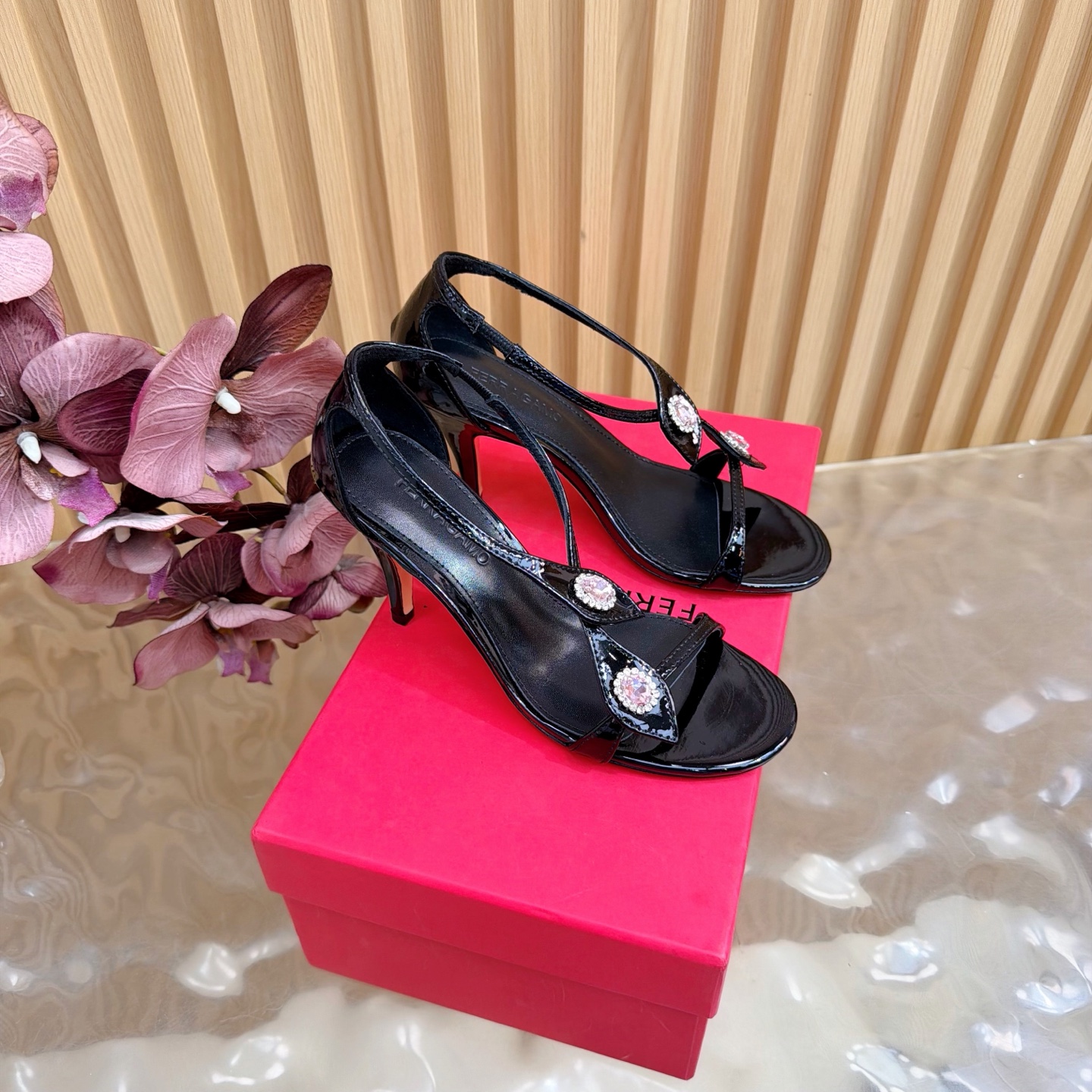 NO:748259,Ferragamo/Ferragamo 26AW early spring and autumn high-heeled sandals ————————— Elegant temperament, romantic and casual Italian style, comfortable on the feet and very good-looking, fashionable bloggers are vying to wear them! The upper is made of original customized material, the lining is tiptoe mixed sheepskin, the original open-molded non-slip outsole, the heel height is 8.5cm  zise35-39 (40.41 customized), high heels sandals, ferragamo, ferragamo, sandals, high heels, sheepskin19860909Ferragamo/菲拉格慕26AW早春秋高跟凉鞋 ————————— 气质优雅 烂漫又随性的意式风情 上脚舒适又贼好看 时髦精博主们都在争着穿! 鞋面采用原版定制材质 内里踮脚混种羊皮 原版开模防滑大底 跟高8.5cm zise35-39（40.41定制）,高跟鞋凉鞋,ferragamo,ferragamo,sandals,high heels,sheepskin,Women's Shoes