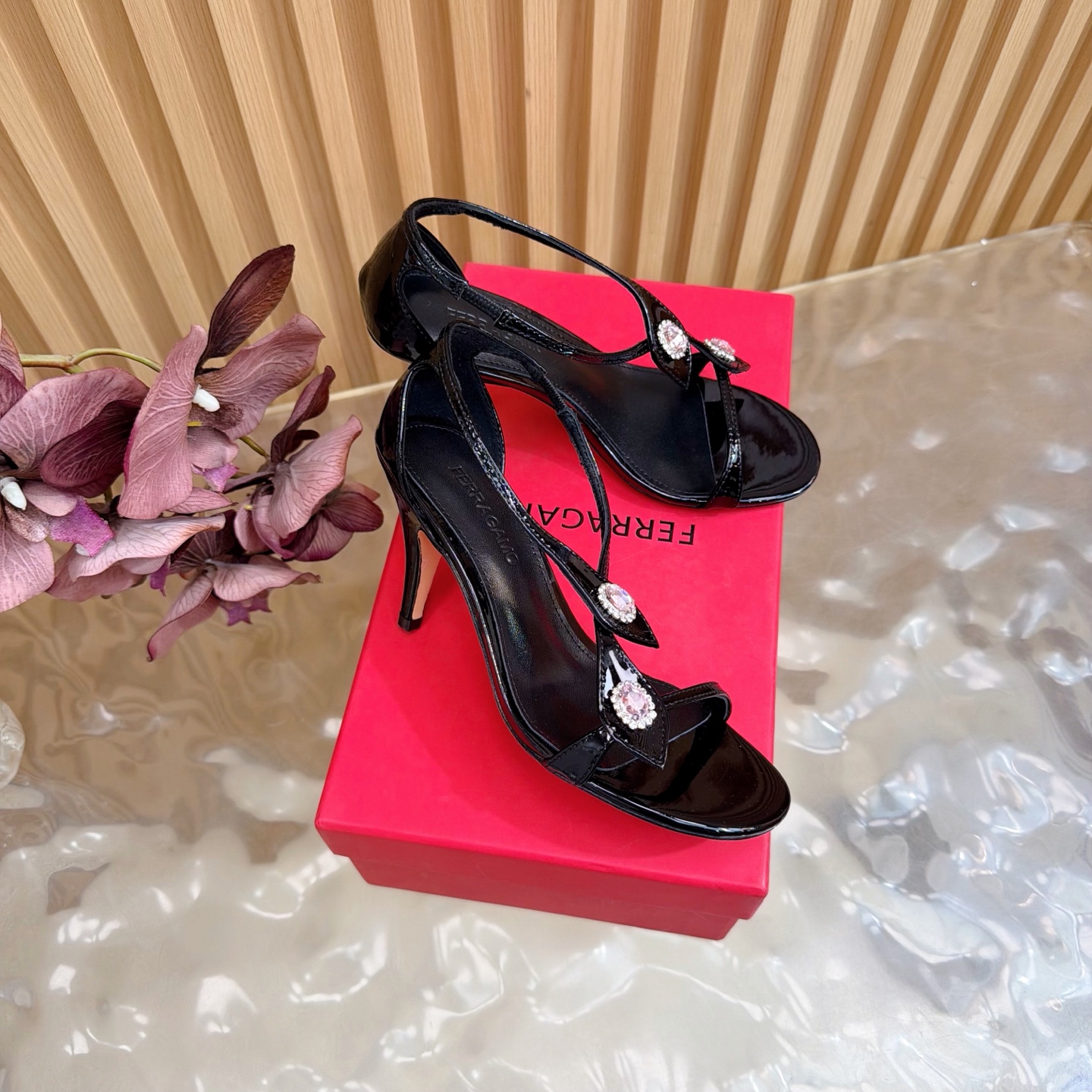 Женские босоножки на каблуке с декоративными стразами Ferragamo