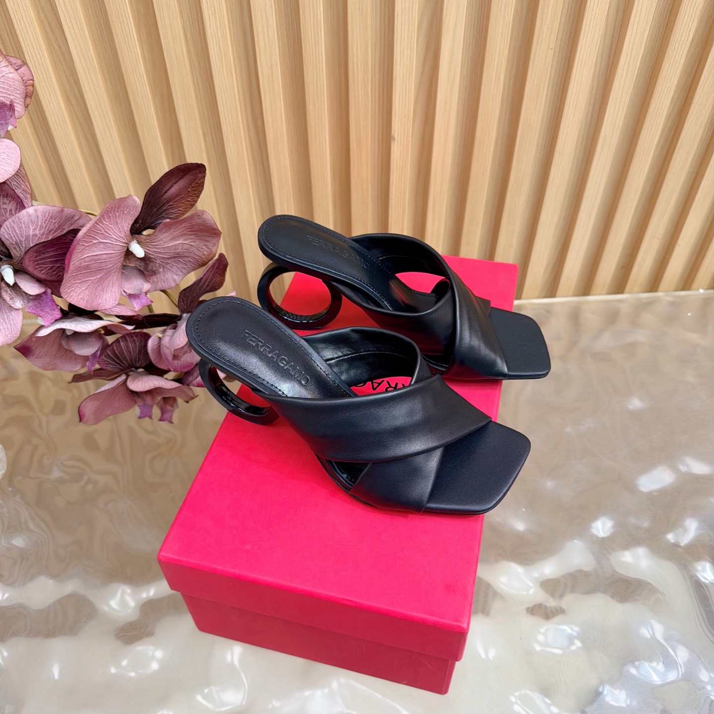 NO:748256,This spring and summer Salvatore Ferragamo exploded with the 26S spring and summer new sandals ———————————— The upper is made of lambskin, the lining is tiptoe mixed sheepskin, the Italian imported genuine leather outsole, the heel height 8cm, Size35-39 (40/41/42 customized), high-heeled shoes and slippers, louis vuitton, ferragamo, ferragamo, sandals, high  heels,slippers,sheepskin,leather soles19860909这个春夏Salvatore Ferragamo菲拉格慕 炸裂了26S春夏新品凉鞋 ———————————— 鞋面采用小羊皮 内里踮脚混种羊皮 意大利进口真皮大底 跟高8cm Size35-39（40/41/42定制）,高跟鞋拖鞋,louis vuitton,ferragamo,ferragamo,sandals,high heels,slippers,sheepskin,Leather soles,Women's Shoes