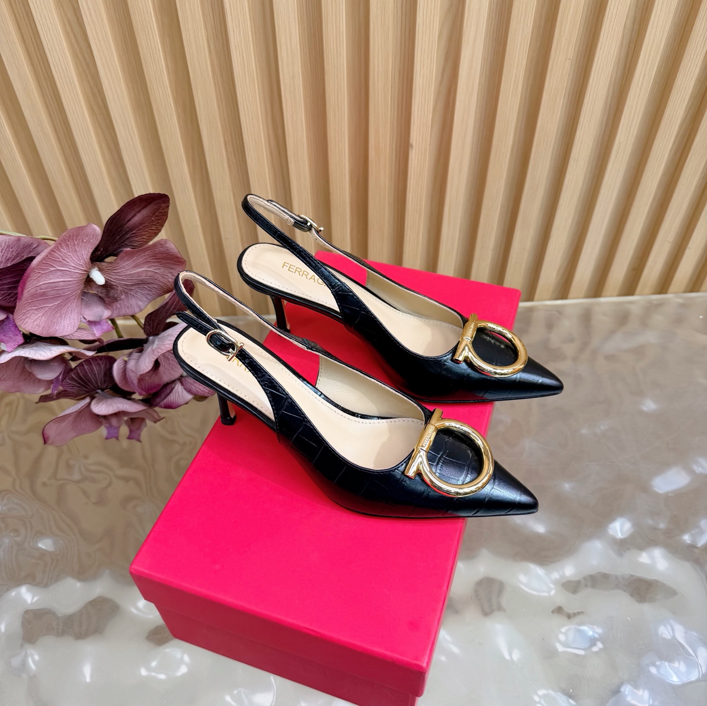 NO:748252,FERRAGA*O’s new oversized Gancini horseshoe buckle high-heeled Mary Jane sandals ——————————— Gao Yuanyuan’s Mary Jane shoes are the same model from FERRAGA*O. The classic horseshoe buckle is inlaid on the upper, which can be used for precise embellishment!  With a low-heeled design, your feet will not be tired after a day of running. The material is original calfskin, and the inner sheepskin lining is for foot pads. The outsole is original genuine leather. Heel height 6cm, size 35-41 (.40.41. Customized, non-returnable), high heels and sandals, ferragamo, sandals, mary jane, high heels, cowhide, sheepskin, Leather soles19860909FERRAGA*O菲拉*慕新款超大号Gancini马蹄扣高跟 玛丽珍凉鞋 ————————————— 高圆圆同款菲拉家的玛丽珍鞋,经典马蹄扣镶嵌于鞋面,可以精准的做好点缀！搭配低跟设计,暴走一天也不累脚 面料原版小牛皮 内里羊皮内里垫脚. 大底原版真皮大底. 跟高6cm 码数35-41（.40.41.定做不退换）,高跟鞋凉鞋,ferragamo,sandals,mary jane,high heels,cowhide,sheepskin,Leather soles,Women's Shoes