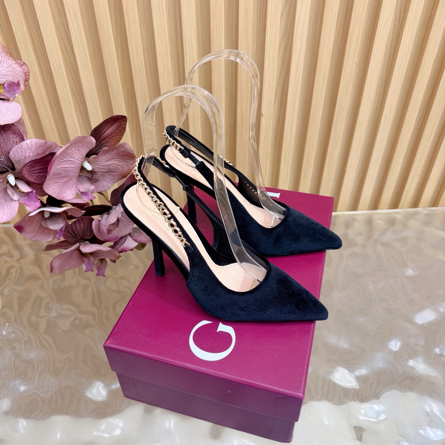 NO:748243,2026 Early Spring GUCCI High Heel Horsebit Square Toe Elegant Sandals ———————————— As an outstanding representative of Gucci’s design heritage, the Jordaan series horsebit loafers vividly highlight the classic elegance. This shoe is made of the brand’s iconic monogram canvas, making it a timeless classic. The material of this shoe is soft and the silhouette is exquisite and smooth, highlighting daily elegance. Velvet upper, high-end lambskin lining/foot pad, Italian top genuine leather sole.  Heel height 4.5cm/10.5cm, matching size 35-41 (40.41.42 customized, non-refundable), high heels and sandals, gucci, loafers, sandals, high heels, sheepskin198609092026早春GUCCI 高跟马衔扣方头 气质凉鞋 ———————————— 作为Gucci设计传承的杰出代表,Jordaan系列饰马衔扣乐福鞋生动彰显经典优雅格调.这款鞋履采用品牌标志性字母图案帆布,成就隽永经典.这款鞋履材质柔软,廓形精致流畅,彰显日常优雅风范 鞋面丝绒 内里/垫脚高档小羊皮 鞋底意大利顶级真皮底  跟高4.5cm/10.5cm 配码35-41（40.41.42定做不退换）,高跟鞋凉鞋,gucci,loafers,sandals,high heels,sheepskin,Women's Shoes