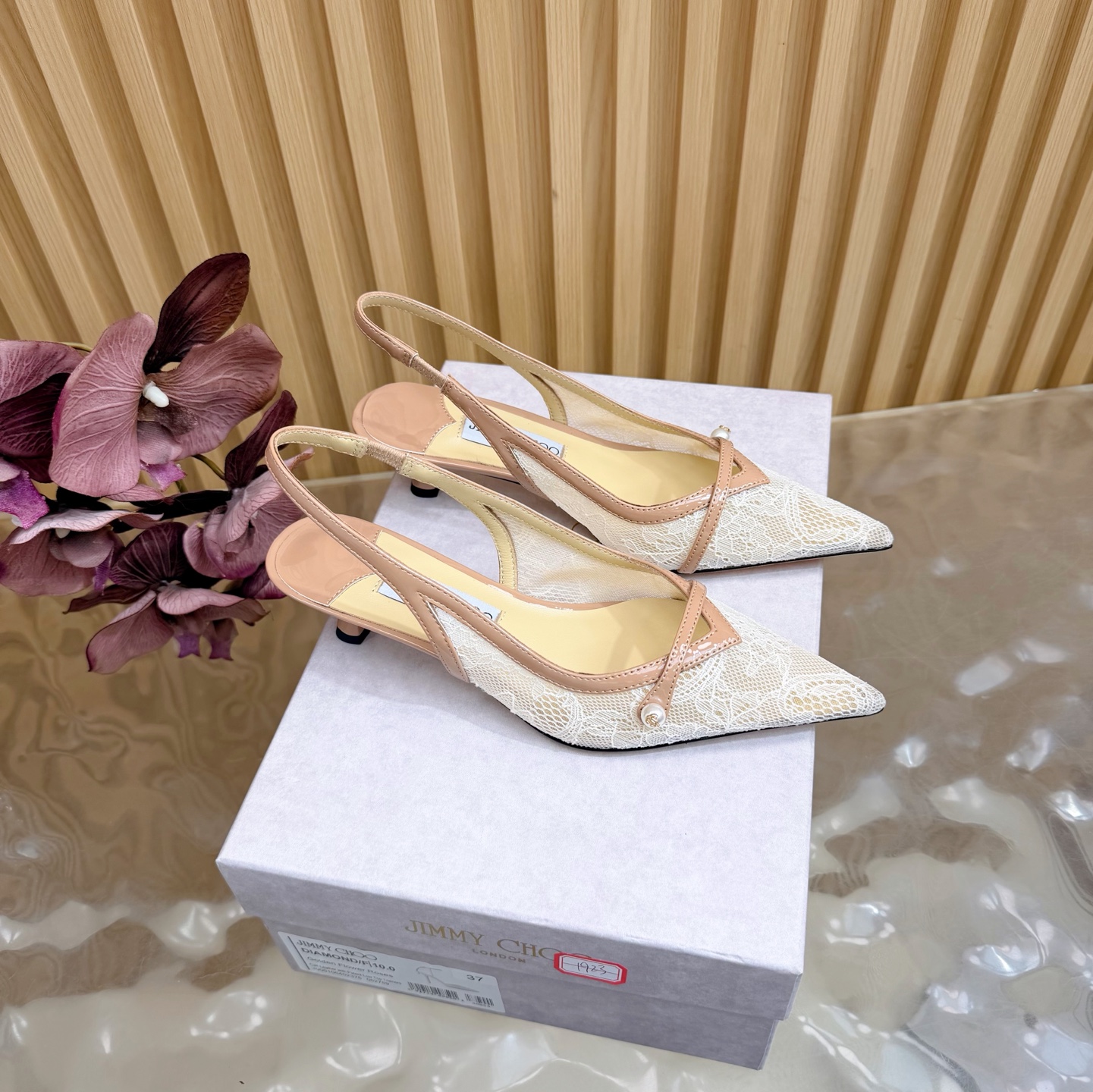 NO:748248,2026 new Jimmy Choo lace high-heeled sandals, JC’s timeless classic, simple design ——————————— Full of girly style, both modern and retro. The overall style has no fancy matching design. It can be the finishing touch for a very simple dress or jeans. The upper is made of imported lace, the lining is imported mixed sheepskin, and the Italian imported cowhide outsole is 4.5cm high.  Size 35-39 (customized 40/41), high heels sandals,jimmy choo,chanel,sandals,high heels,skirts,jeans,cowhide,sheepskin198609092026新款 Jimmy Choo蕾丝高跟凉鞋 JC家永恒经典之作 简约设计 ——————————— 满满的少女风 既摩登又复古的味道 整体版型没有什么花里胡哨的搭配设计 非常的简连衣裙还是牛仔裤  它都能成为点睛之笔 鞋面采用进口蕾丝 内里进口混种羊皮 意大利进口牛皮大底 跟高4.5cm 码数35-39（40/41定制）,高跟鞋凉鞋,jimmy choo,chanel,sandals,high heels,skirts,jeans,cowhide,sheepskin,Women's Shoes