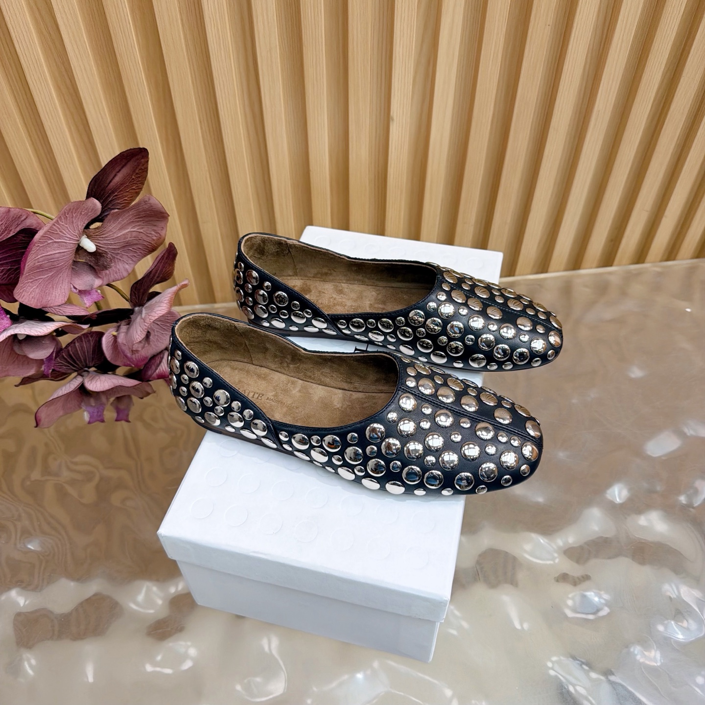 NO:748238,Khaite 2026 spring and summer new open-cut minimalist style shoes with full diamonds, punk style ——————————— Very contemporary retro flavor~ Minimalist design style, super slim and comfortable on the feet, can be paired with skirts and trousers every day, and they all look great!  The upper is made of cowhide with heavy rivets, nubuck velvet for the feet, and original leather outsole imported from Italy. Size: 35-42 (custom-made 40, 41, 42 are non-refundable), single shoes, skirts, cowhide, Leather soles19860909khaite 2026春夏新品开口满钻极简风单鞋 朋克style ——————————— 很有当代的复古那味儿～ 极简主义的设计风格 上脚超级显瘦又舒适 日常随心搭配裙子 裤子 都无敌好看！ 鞋面采用牛皮铆钉重工 垫脚磨砂绒 意大利进口原色真皮大底 码数: 35-42（40、41、42定做不退换）,单鞋,skirts,cowhide,Leather soles,Women's Shoes