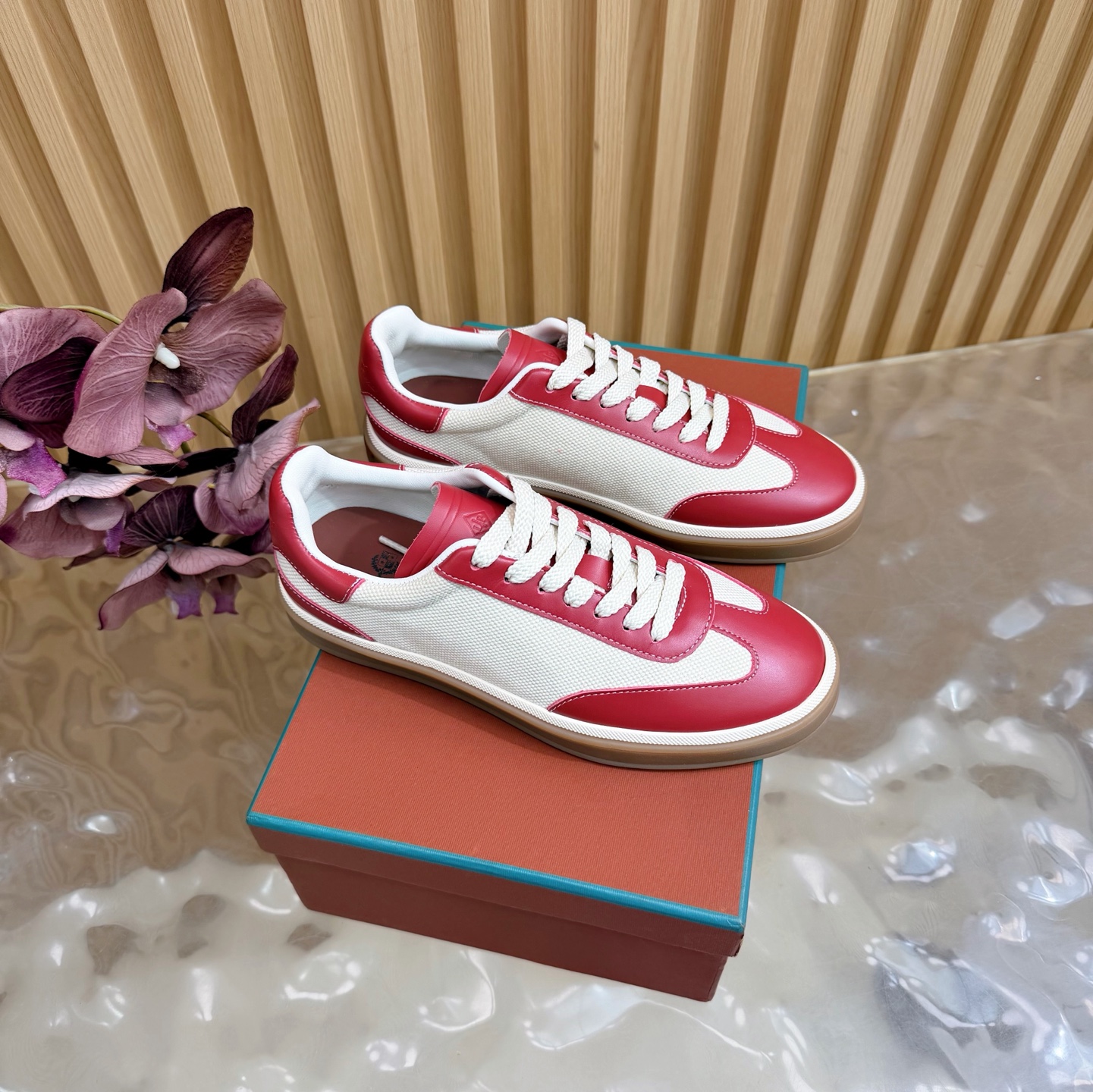 NO:748232,Loro Pian LP, a couple model, is synchronized with the official website. It is purely handmade. You can go to the counter for comparison and inspection at will. The latest color matching in 2025, fashionable casual sports moral training shoes. ———————————— Coming from Italy, it pursues quality and craftsmanship, integrating innovative technology with traditional Italian style. This brand has always been very low-key, but it should be considered a dad-level existence among luxury goods!  His shoes are the same as clothes. The upper body feels like you are in the clouds. They are soft and comfortable, and the upper feet are like a pair of old friends. After you buy his shoes, you will not want to wear many brands of shoes. This is the evaluation of people who have worn these shoes. They will not tire your feet or wear them out after wearing them for a day. This is because of the strict requirements on the materials, so you can have such a good feeling!  The sneaker style is made of soft deerskin. The breathable properties and flexible texture of the natural material make the sneakers both functional and comfortable. The high-quality metal-free tanning and tumbling process highlights the natural texture of the leather. The camel-colored sole and white rubber trim create a double-layer sole effect, making it also suitable as an everyday shoe. The casual-style suede toe and back panel are decorated with an embossed LP logo on the tongue!  The fabric is made of imported soft suede, the lining is cowhide, which is super soft and delicate. The TPU molded two-color outsole is non-slip and wear-resistant, which is a common feature of all Loro piana casual shoes!  Original box packaging, sizes 35 36 37 38 39 40 41 42 43 44 45 46 (with airplane box), casual shoes/sports shoes, loro piana, loro piana, sneakers, cowhide, chamois leather19860909情侣款Loro Pian LP官网同步,纯手工制作,可随意入专柜对比验货,2025最新配色,时尚休闲运动德训鞋 ———————————— 来自意大利的它追求质量和手工,融创新技术与意大利传统风格为一体,这个牌子一直很低调,但是在奢侈品里应该也算是爸爸级的存在！ 他家的鞋子和衣服一样,上身就是处在云朵里一样的触感,柔软舒适贴合,上脚就是一双老朋友,当你买过他家的鞋子后,很多牌子的鞋子都不想穿了,这是穿过这款鞋的人对其的评价,穿一天不会累脚也不会磨脚,这就是对材质的要求苛刻,才会有这般美好的感觉！ 以柔软鹿皮制成的运动鞋款式,天然材料的透气属性与柔韧质感,让球鞋兼具功能性与舒适性,高质量的无金属鞣制和翻滚工艺,凸显了皮革的天然纹理,而骆驼色鞋底与白色橡胶饰边营造出的双层鞋底效果,使其也可作为日常鞋履,打造休闲风格绒面革鞋头和后上片,鞋舌点缀浮雕LP徽标！ 面料进口柔软麂皮制作,内里垫脚牛皮,超级柔软细腻,TPU模具双色大底,防滑耐磨,是Loro piana 所有休闲鞋履共有的特色！ 原盒包装,尺码35 36 37 38 39 40 41 42 43 44 45 46（配飞机盒）,休闲鞋/运动鞋,loro piana,loro piana,sneakers,cowhide,chamois leather,Women's Shoes