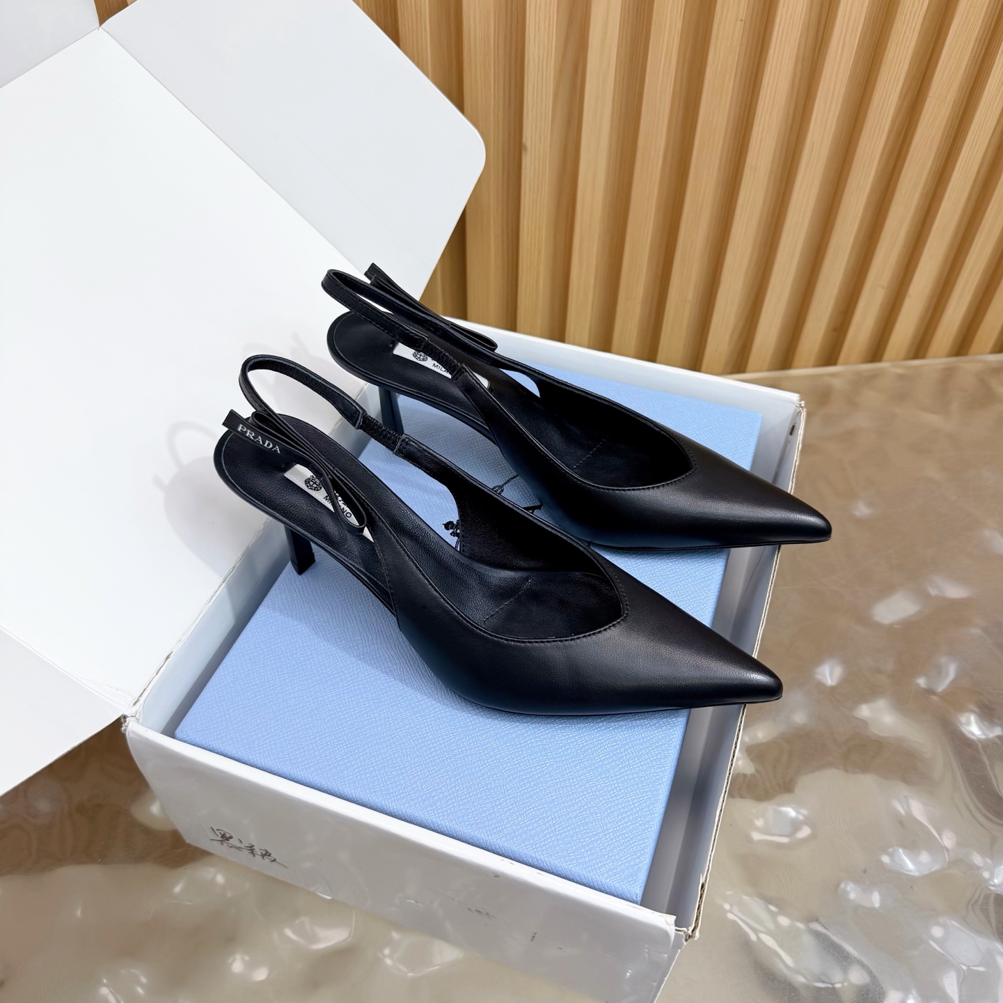 NO:748226,2026 Early Autumn New Prada Prada catwalk pointed-toe hollow high-heeled shoes Retro old-money style shoes/sandals ————————————The top version is full of future technology. The minimalist beauty that has been missing for a long time in the fashion industry is fashionable and exquisite. It has a sense of high-end for daily wear. It adopts a pointed-toe design, which is very fashionable and aggressive, highlighting personality; the shoe body has unique dividing lines, adding design details, which is different from ordinary pointed-toe shoes, and has the iconic avant-garde style of the Prada brand.  It is made of high-quality leather material with high-end texture and distressed texture, showing a retro and modern texture. The craftsmanship is fine and reflects the high-end quality of the brand. The stiletto heel design enhances the wearer's aura while maintaining good stability and is suitable for daily commuting or special occasions. Upper cowhide/patent leather/horse hair, lining sheepskin, Italian genuine leather outsole, heel height 7.5cm  Size 35-39 (40.41 customized, non-refundable), high heels and sandals, prada, prada, sandals, high heels, cowhide, sheepskin, Leather soles198609092026早秋新款 Prada 普拉达走秀款尖头镂空高跟鞋 复古老钱风单鞋/凉鞋 ————————————顶级版本 未来科技感满满 时尚界久违的极简之美 时髦又精致 日常穿出高级感 采用尖头设计,极具时尚感与攻击性,彰显个性；鞋身有独特的分割线条,增添设计细节,区别于普通尖头鞋,带有Prada品牌标志性的前卫风格. 选用优质皮革材质,质感高级,且有做旧效果的纹理,呈现出复古又摩登的质感,工艺精细,体现品牌高端品质.细高跟设计,提升穿着者气场,同时保持了较好的稳定性,适合日常通勤或特殊场合穿着. 鞋面牛皮/漆皮/马毛 内里垫脚羊皮 鞋底意大利真皮大底 跟高7.5cm 码数35-39（40.41定做不退换）,高跟鞋凉鞋,prada,prada,sandals,high heels,cowhide,sheepskin,Leather soles,Women's Shoes