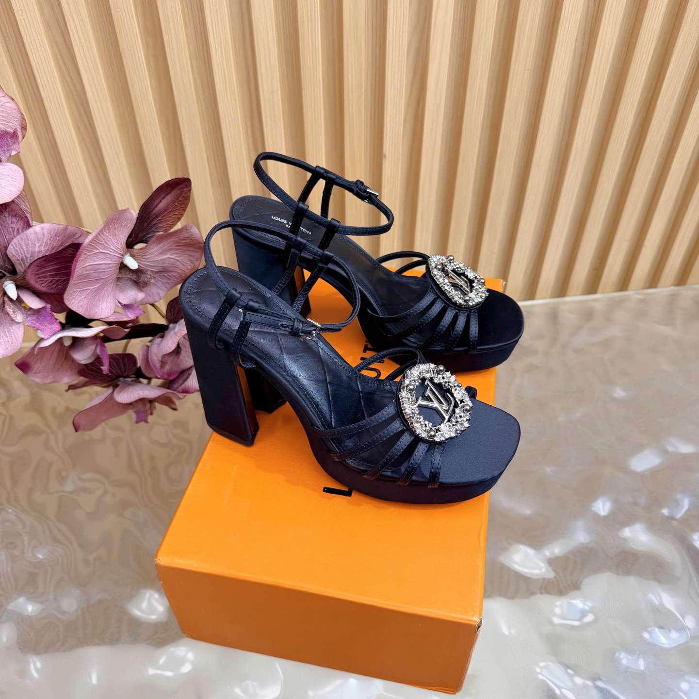 NO:748220,LV Louis Vuitton 26 2026 early spring new products, the top version counter features the latest denim hard label slippers, hard goods are new ——————————— Silk upper, imported goat leather lining, genuine leather outsole, heel height 11.5cm, platform 3cm, shoe size: 35-41 (40, 41, 42 customization is not returnable), high-heeled sandals, louis vuitton, louis  vuitton,sandals,high heels,slippers,sheepskin,real silk,Leather soles19860909LV 路易威登 26 2026 早春新品 顶级版本专柜主打最新款 牛仔布硬标拖鞋 硬货上新 ————————————— 鞋面真丝 内里进口山羊皮里 大底真皮大底 跟高11.5cm 水台3cm 鞋码: 35-41（40、41、42定制不退换）,高跟鞋凉鞋,louis vuitton,louis vuitton,sandals,high heels,slippers,sheepskin,real silk,Leather soles,Women's Shoes