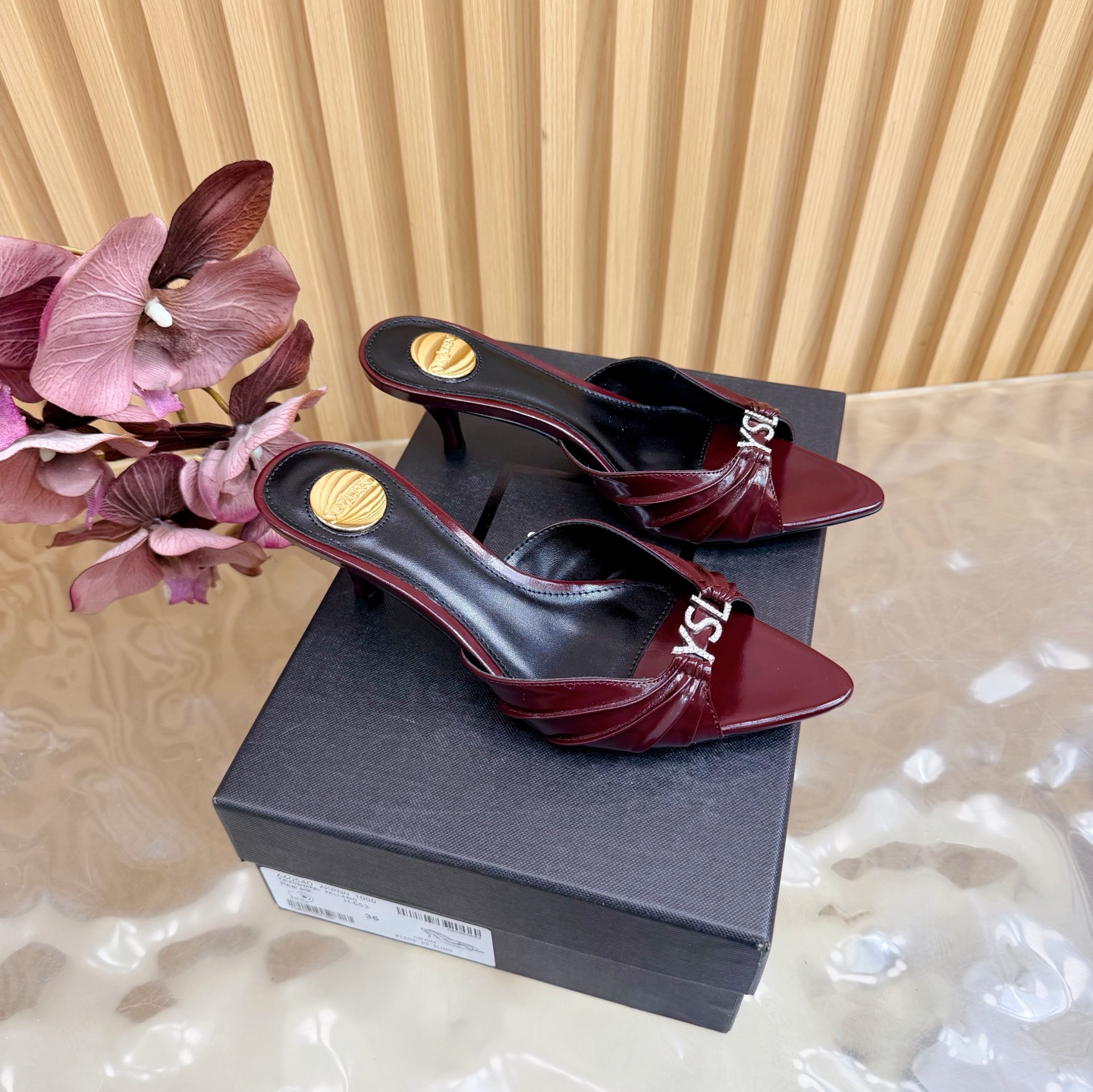 NO:749131,Saint Lauren* 26ss new YSL Logo high-heeled shoes and slippers —————————— Ysl catwalk style high-heeled shoes. Match them with various small skirts. You don’t have to choose the shape of your feet at all. Ysl Logo heels are particularly beautiful!  Under the illumination of the light, the illusion of color appears. It is so beautiful that the upper legs are so white that it makes people look up!  Release the infinite elegance and charm and explore more high-quality high heels!  Fabric silk/cowhide Outsole Genuine leather outsole Heel height 6cm Size 35-40 (40 41 customized), high heels and slippers, saint laurent, saint laurent, saint laurent, high heels, slippers, skirts, cowhide, real silk, Leather soles19860909圣罗兰Saint Lauren* 26ss新YSL Logo高跟鞋拖 ———————————— Ysl走秀款高跟鞋 各种小裙子搭配起来 完全不挑脚型哦 Ysl Logo跟特别好看！在光线的照耀下呈现幻彩 真的美的过分 上脚显白的让人上头！释放无限优雅魅力 探索更多臻选高跟鞋！ 面料真丝/牛皮 大底真皮大底 跟高6cm 码数35-40（40 41 定制）,高跟鞋拖鞋,saint laurent,saint laurent,saint laurent,high heels,slippers,skirts,cowhide,real silk,Leather soles,Women's Shoes