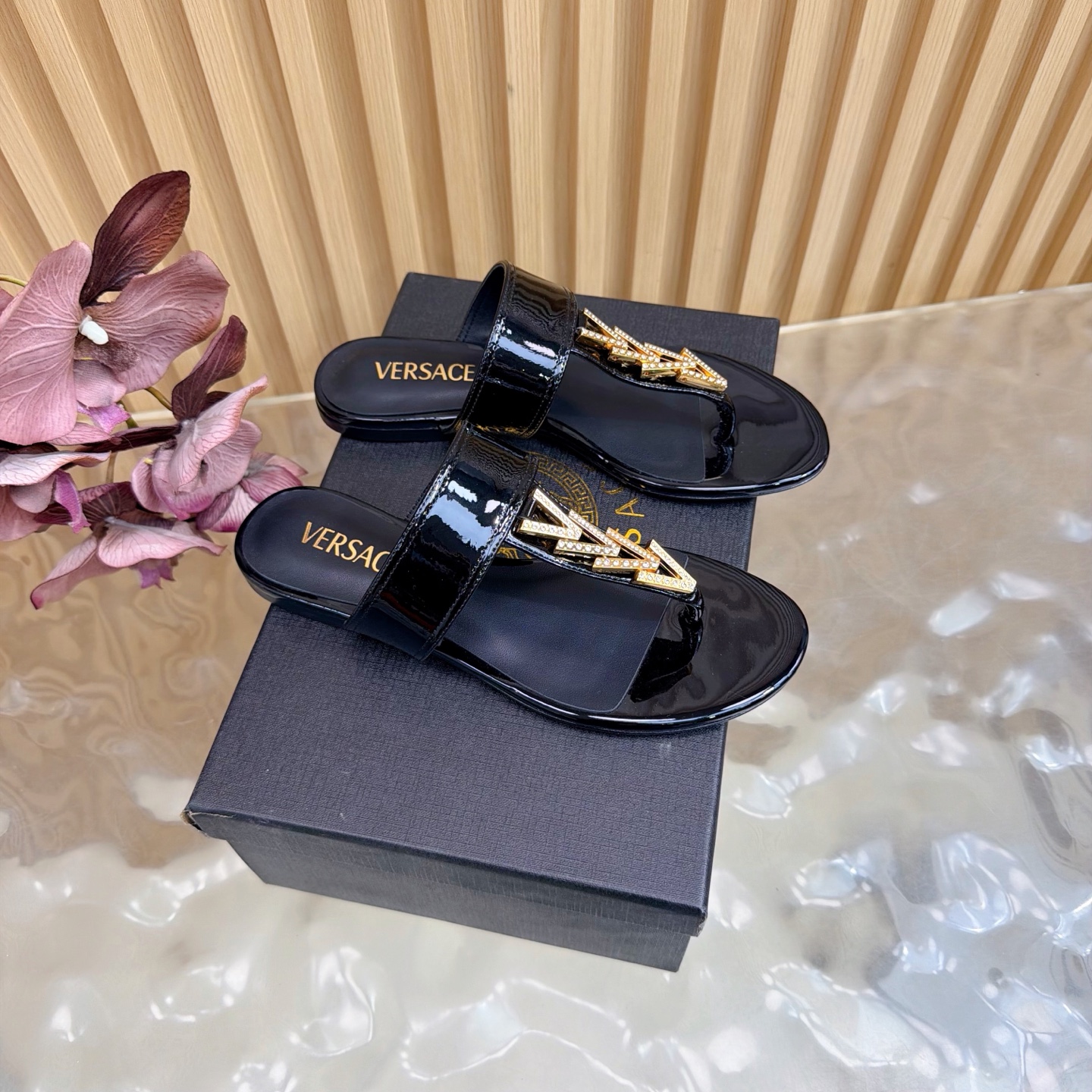 NO:749368,Versace Versace 2026 spring and summer new style / GIANNI RIBBON Medusa bow high heel and half drag. Decorated with Medusa bow on the front, using classic 'nastro Gianni' stitching ———————————— Top version Overseas best-selling champion YB consistent original shoe development last type. Major fashion bloggers, celebrities, Internet celebrities, already have a pair. Such outstanding beauty is unforgettable!  …………………………………………………… Go Material Upper patent leather Inner foot pads: imported high-quality goat leather High flat heel Italian cowhide sole Size 35/43 (//42/43 customization is non-returnable) Packaging Full set of original packaging Top-grade version, split-toe shoes, versace, versace, cowhide, sheepskin19860909Versace范思哲 2026春夏新款 / GIANNI RIBBON 美杜莎蝴蝶结高跟半拖 正面饰有 Medusa 蝴蝶结,采用经典的'nastro Gianni'缝线 ——————————————顶级版本 海外热销冠军 YB一致原鞋开发楦型 各大时尚博主及明星、网红、已经人手一对,如此出众的美,让人过目不忘！ …………………………………………………… Go 材质 鞋面漆皮 内里垫脚:进口优质山羊皮 跟高平底 鞋底意大利Italy牛皮大底 码数35/43（//42/43定制不退换） 包装全套原版包装 等级顶级版本,分趾鞋,versace,versace,cowhide,sheepskin,Women's Shoes