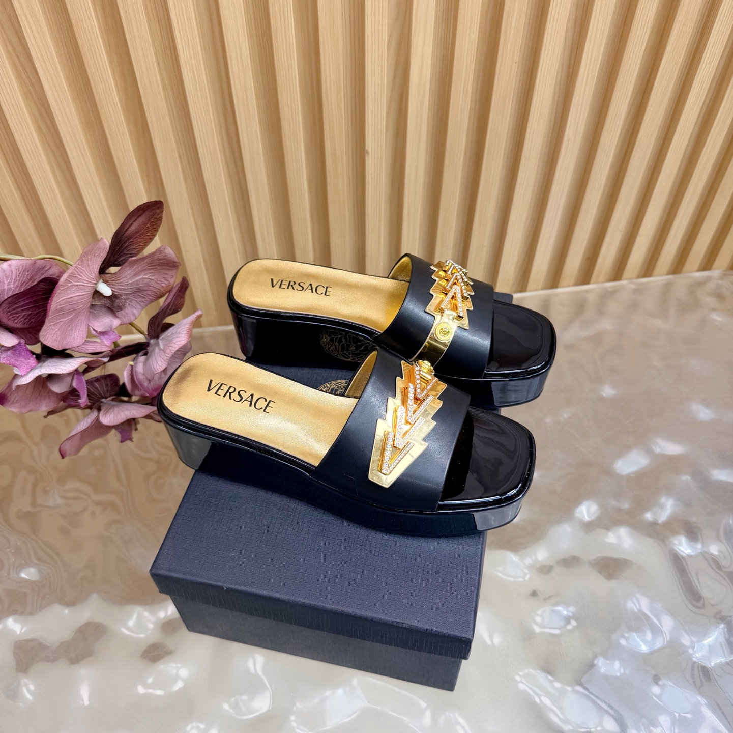 NO:749363,Versace Versace 2026 spring and summer new style / GIANNI RIBBON Medusa bow high heel and half drag. Decorated with Medusa bow on the front, using classic 'nastro Gianni' stitching ———————————— Top version Overseas best-selling champion YB consistent original shoe development last type. Major fashion bloggers, celebrities, Internet celebrities, already have a pair. Such outstanding beauty is unforgettable!  …………………………………………………… Go Material Upper cowhide Inner pads: imported high-quality goatskin Heel height 6cm Italian cowhide outsole Size 35/43 (//42/43 customization is non-returnable) Packaging full set of original packaging Top grade version, slippers, versace, versace, slippers, cowhide, sheepskin19860909Versace范思哲 2026春夏新款 / GIANNI RIBBON 美杜莎蝴蝶结高跟半拖 正面饰有 Medusa 蝴蝶结,采用经典的'nastro Gianni'缝线 ——————————————顶级版本 海外热销冠军 YB一致原鞋开发楦型 各大时尚博主及明星、网红、已经人手一对,如此出众的美,让人过目不忘！ …………………………………………………… Go 材质 鞋面牛皮 内里垫脚:进口优质山羊皮 跟高6cm 鞋底意大利Italy牛皮大底 码数35/43（//42/43定制不退换） 包装全套原版包装 等级顶级版本,拖鞋,versace,versace,slippers,cowhide,sheepskin,Women's Shoes